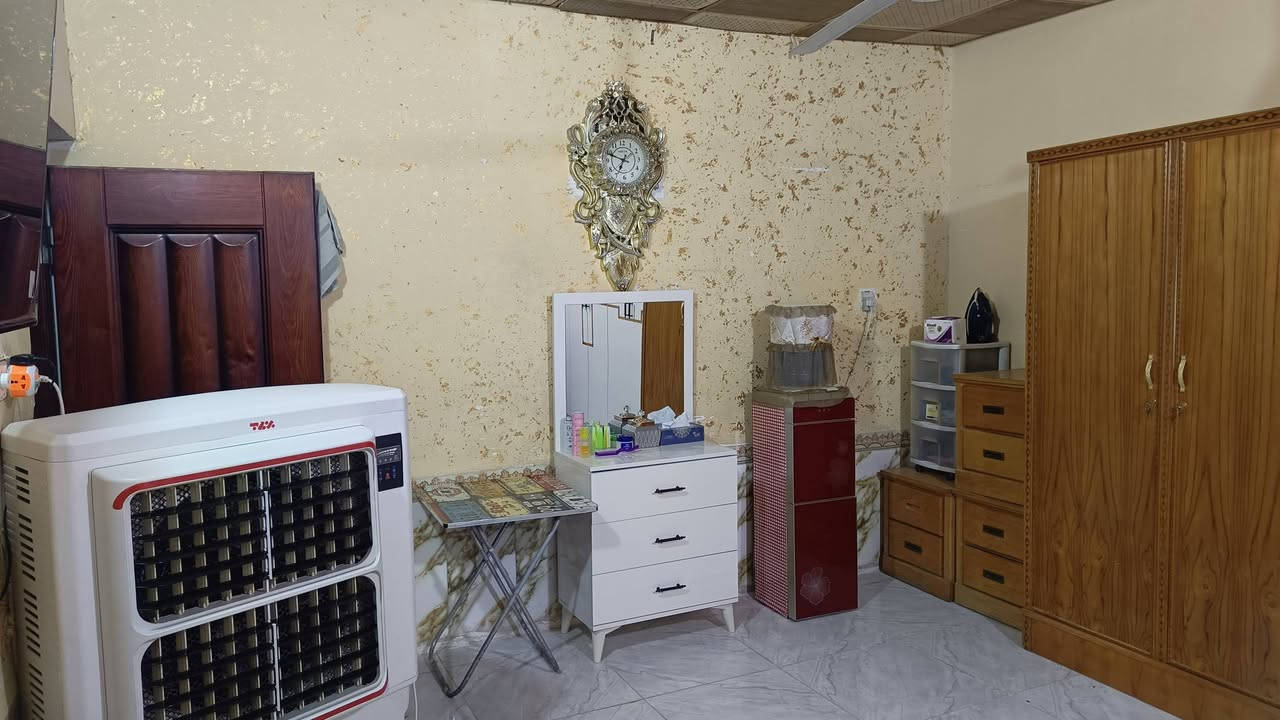 سلام عليكم بيت للبيع....
المساحه 120 .... 

البيت يحتوي ..ع استقبال ..وصاله ..ومطبخ... وغرفه....

 تخاريج داخليه وخارجيه...

البيت كلش مرتب بورك ...ارضيه بورسلين ..المطبخ والصاله سيراميك للسكف

 مكان بشارع المطار القديم  امام المجمع الطبي...يبعد عن الشارع العام 70متر.. للبيع اليحب يتفضل  خاص او واتساب ***********.... سعره 25 وبي مجال قليل
