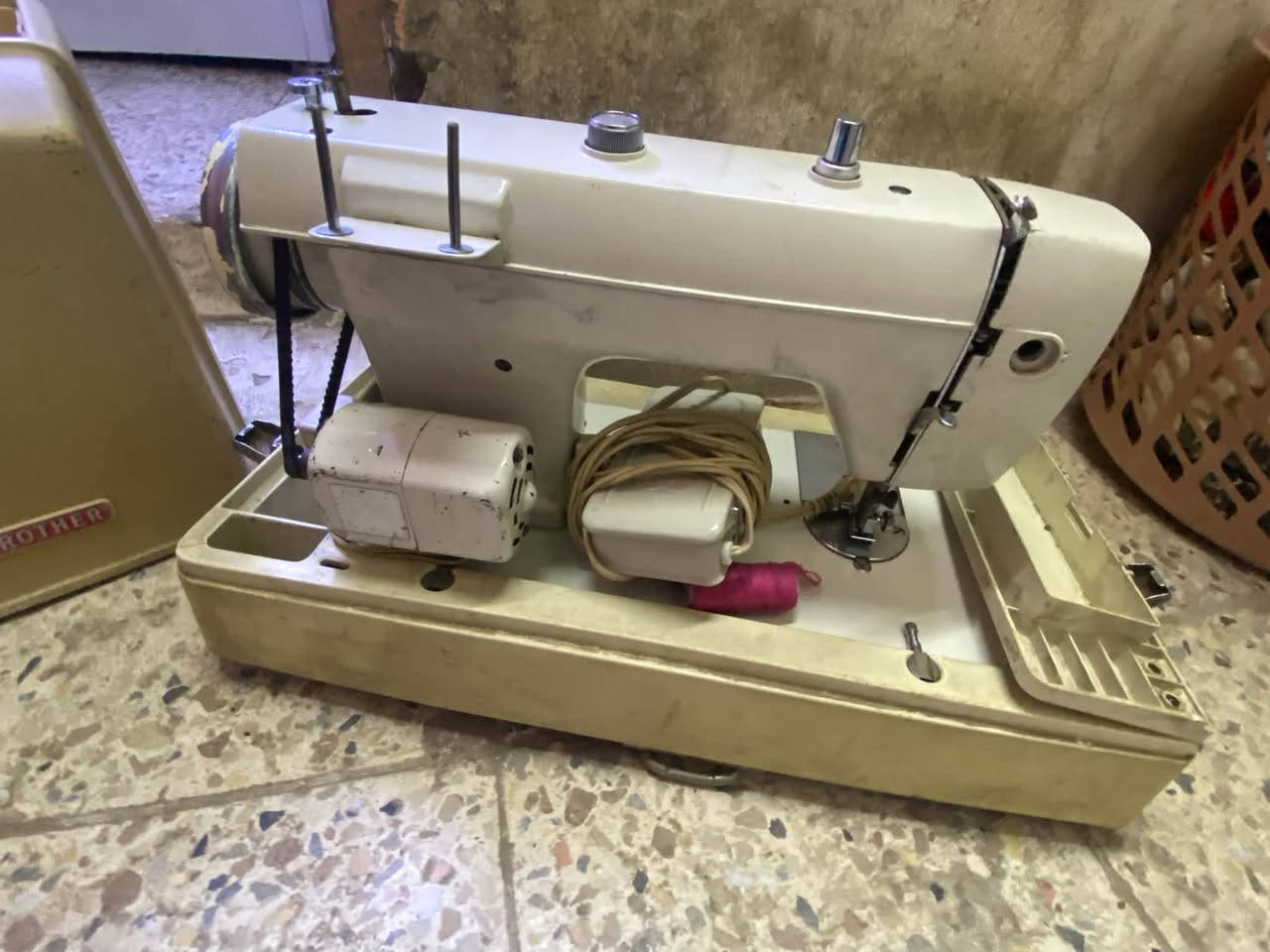 مكينه خياطه للبيع مستعمله قليل مكان بغداد مدينه سعرها 140 بيها مجال ***********
