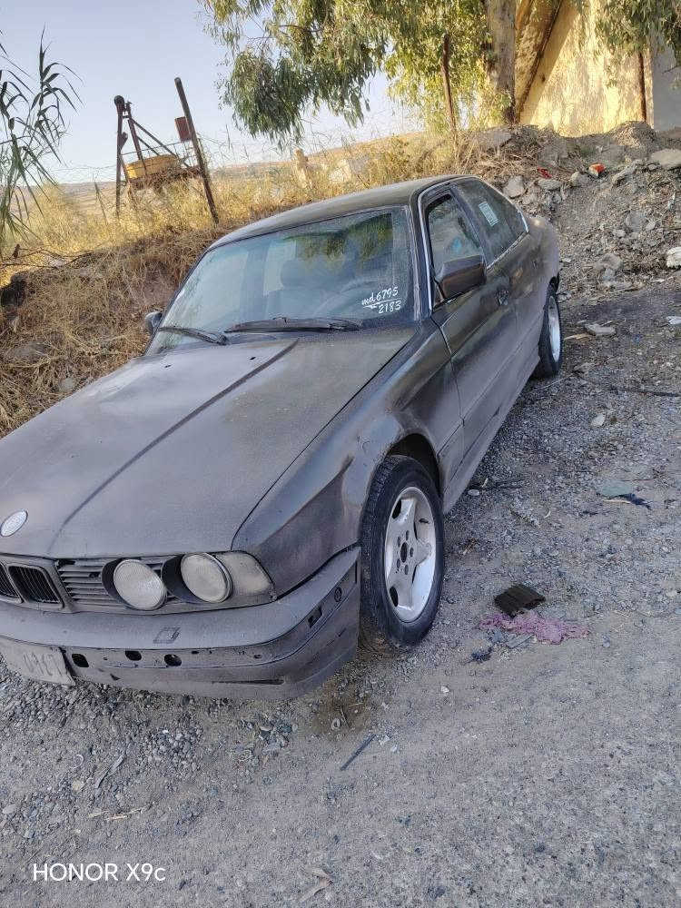 سڵاو بەناوی خوا BMW 520 گێرحادی گێڕ و مەکینەو ئەکسل،بەشەرت تەقەو ڕەقەی  باشە دەحمی قورسی پێوەنیە مۆدێل 1991 حلوجە ماڵی مەدەنی بەشەرت  سەحر 11وەرەقەو مەجلێکی کەم ناونیشان کۆیە ژ.م *********** كويسينجاك, أربيل
