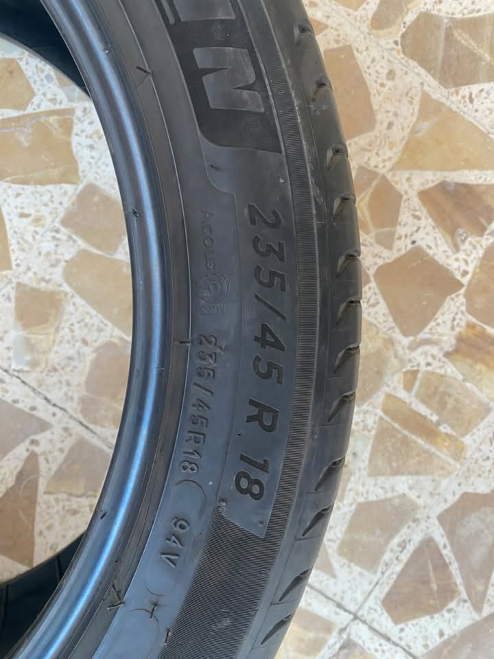 تاير  مشلن مستخدم نظيف شكل النظافه بالصوره موضح ...بي عازل داخلي حجم 18/ 45/ 235
السعر  60 الف
للتواصل ***********
