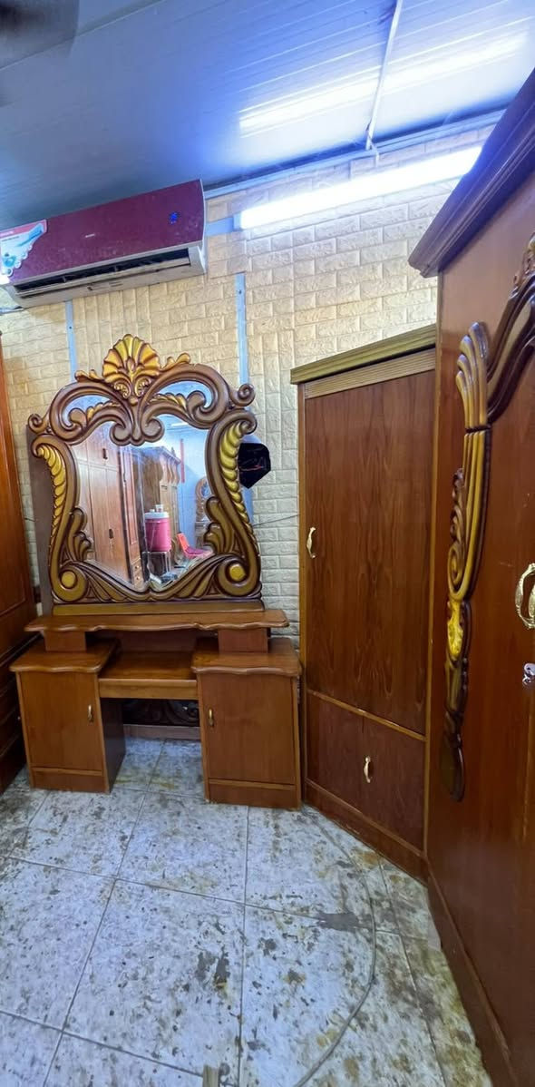 غرفه نوم ام الخمسه مستعمله طابق واحد صاج نظيفه عنوانه كوت حي الجهاد شارع النجارين نجارة ومعرض الحجامي الاتصال او مراسلة الصفحه سعره (٥٥٠ وبيه مجال الشراي )مع الشد والنقل علينه داخل الكوت  ***********

نص مكتوب في الصور:
- 078049465