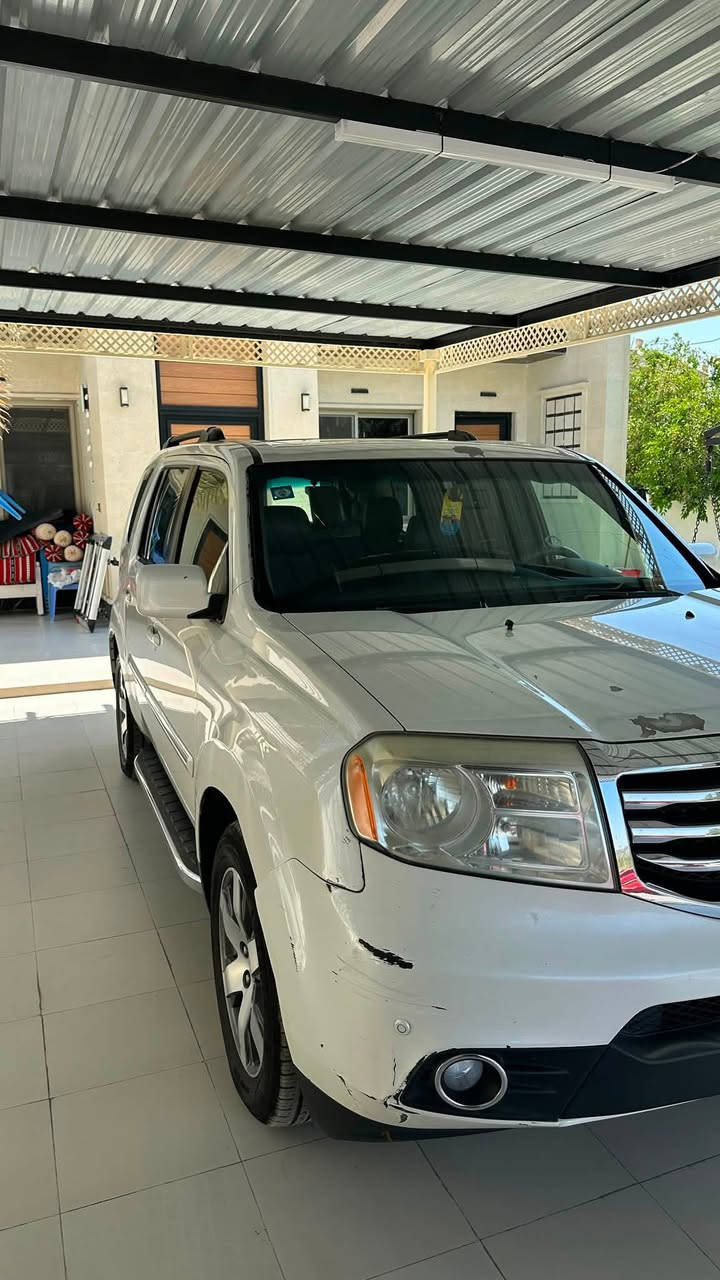 السلام عليكم ورحمة الله وبركاته
هـوندا بايلوت ٢٠١٤ للبيع 

🚙 المحرك والأداء
* المحرك: V6 بنزين i-VTEC
* السعة: 3.5 لتر 
* القير: أوتوماتيك 5 سرعات مع Grade Logic Control
* نظام VCM: إلغاء تنشيط بعض الأسطوانات لتقليل استهلاك الوقود.

🛞 الدفع والسحب

* السيارة نظام 2WD (سحب أمامي)
* نظام VTM-4 يوزع العزم على العجلات الخلفية عند الحاجة.

🛋️ الداخلية والراحة — Touring

* مقاعد جلدية.
* مقاعد أمامية مدفأة.
* كرسي السائق كهربائي مع ذاكرة وضعيتين.
* كرسي الراكب الأمامي كهربائي.
* مكيف أوتوماتيك 3 مناطق.
* تحكم بالمكيف للصفوف الخلفية.
* فتحة سقف كهربائية.
* ستائر شمسية للصف الثاني.
* مقود مكسو بالجلد.
* مرآة داخلية أوتوماتيك التعتيم.
* مرايا جانبية كهربائية ومدفأة مع ذاكرة وإشارات انعطاف. 

🎵 الترفيه والشاشة

* شاشة 8 إنش عالية الدقة.
* نظام ملاحة Honda Satellite-Linked Navigation.
* كاميرا خلفية متعددة الزوايا.
* نظام صوت Premium بقوة 650 واط.
* 10 سماعات مع Subwoofer.
* ذاكرة صوت HDD بسعة 15GB.
* CD / AM / FM / XM حسب تجهيز السوق.
* نظام DVD Rear Entertainment System للركاب الخلفيين.
* شاشة ترفيه خلفية.

‏🅿️ الأمان والمساعدة

* حساسات اصطفاف أمامية وخلفية.
* كاميرا خلفية متعددة الزوايا.
* نظام مراقبة ضغط الإطارات TPMS.
* ABS.
* نظام الثبات الإلكتروني.
* Traction Control.
* عدة وسائد هوائية.
* نظام إنذار.
* مثبت سرعة.
* مرايا بإشارات انعطاف.
* نظام مراقبة النقطة العمياء غير متوفر في هذا الجيل. 

📦 الحجم والمقاعد

* 8 ركاب.
* 3 صفوف.
الممشى: 132,107Km
الضرر : باب الجنطة تعديل بدون بدون تبديل صور الحادث مرفقه مع المنشور 
السعر : 140 وبيها مجال
مكان السياره : محافظة صلاح الدين قضاء الضلوعيه 
للأستفسار: ***********
***********
