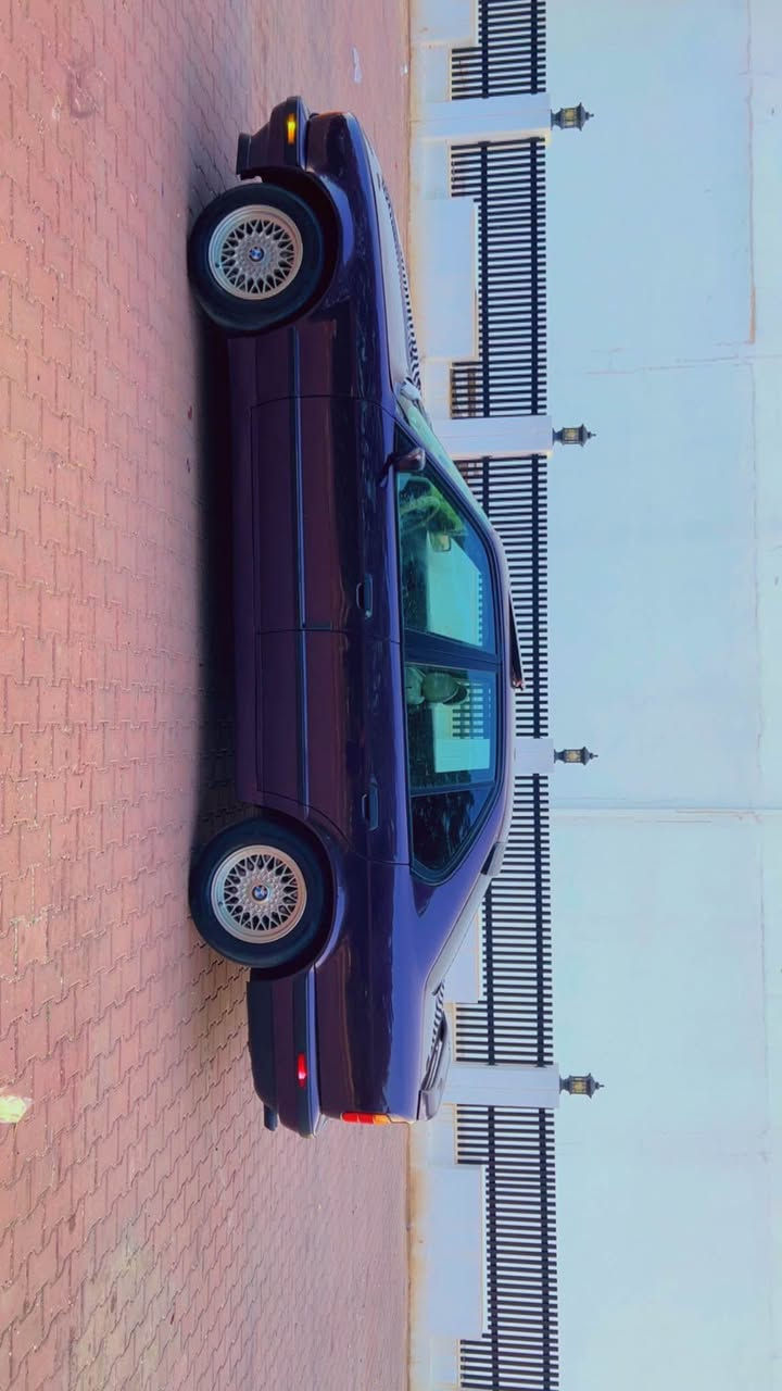 سلام عليم BMW/525i/موديل 1992 موصفات فول فول كير و مكينة شادلها مال حاوية جديد ب شرط تخم خلفي امامي جديد كهربائيات كلها شغال دعامية لدعامية موصفات 4 جامات كهرب سلايت شغال طگتين اكشانها جلد و هيتر سيارة مصبوغة عام لجمالية صارلها اسبوع كنصبغهن رقم دهوك شرط تحويل سعر السيارة 59 ورقة عليها غرامات/8 ورقة تجاوز السرعة ينزل من السعر 
عنوان السيارة: قظاء عقرة - قريب عن موصل و اربييل
رقم كورك/*********** موجود واتساب
رقم اسيا/*********** اكر, نينوى
