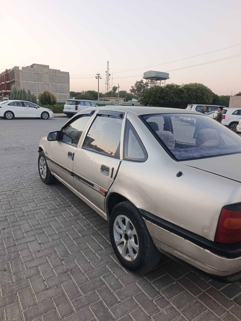 اوبل فيكترا..
موديل 1990

سه نه ويو حاسيبه به شه رت.. 

مه كينه ي 18گير عادي

گيرؤ مه كينه ي به شه رت 100فيته ر..

جوارتايه ي لوكي له ژيره

بيشو دواي كه بس ضه ربه ي نيه
سه ياره كه به جواني ماوه ته وه

سه كنو لايت و به ك لايت به شه رت

ايشاره ت و گلوبي ناو شاشه به شه رت ايشه كا..

گه رموو ماسيحه ي ايش اكات
كاره باي و هه موو شتيكي مه زبو طه..

به رگه كوشني تازه يه گاعي تازه..

غيساو رزيؤؤي نيه....

كاره باي به شه رت..
سعر 21 $

شؤين كلار

*********** Santa Clara, CA
