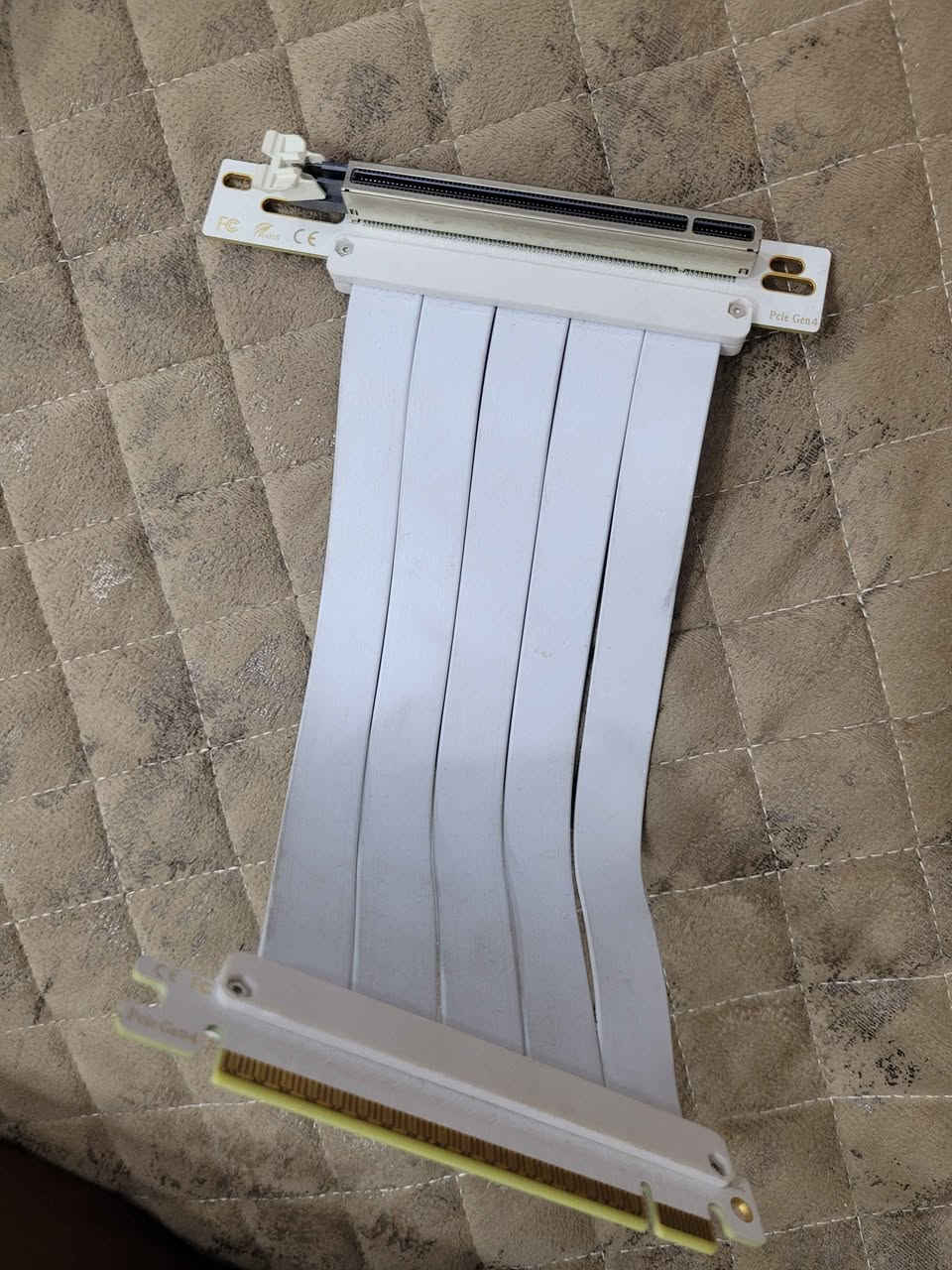 كيبل pcie جيل رابعة
علمود تخلي الكرت بالطول

السعر 20 الف

***********
بغداد الحميدية بغداد, العراق

نص مكتوب في الصور:
- ELY PC USED PC PARTS PCIe 4.0 RISER CABLE HIGH SPEED STABLE DURABLE PCIe 4.0 UP TO 16 GT/s (Backward Compatible) HIGH QUALITY Flexible & Durable Cable PERFECT FOR Vertical GPU Setup STABLE SIGNAL Low Loss Design SMOOTH CABLE FLEXIBILITY ELY PC USED TESTED TRUSTED BETTER CONNECTIONS HIGHER PERFORMANCE PCIe 4.0 16 GT/s PCIe 4.0 x16 (Universal) PERFECT FOR YOUR BUILD