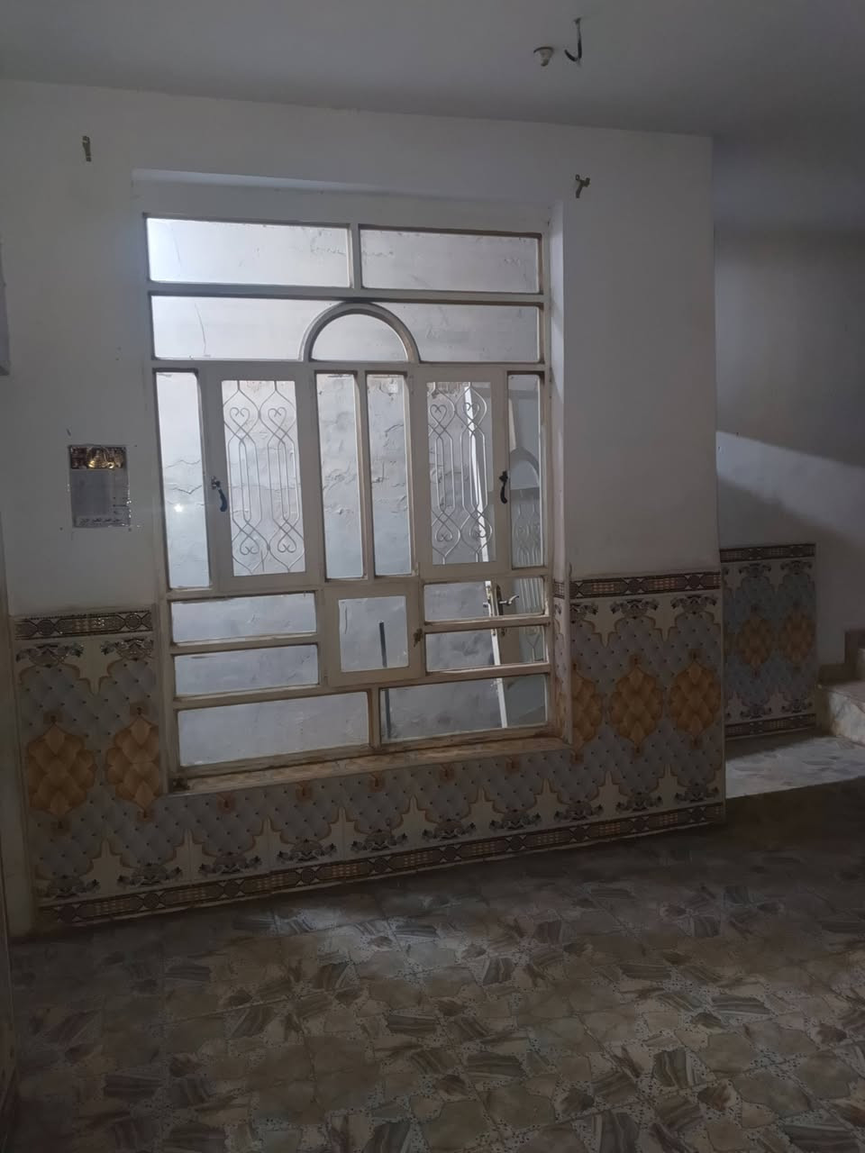 السلام عليكم مشتمل بسمي للبيع طابو صرف ١٢٠متر ٦*٢٠بناء ٢٠٢٢ طابق واحد غرفه نوم وحده صاله كلدور مطبخ صحيات داخليه وخارجيه العنوان حله شارع 80 حي العسكري وره مخبز مهند أو بظهر حسينيه مسلم بن عقيل السعر ب١١٠اتصل *********** ملاحظه فارغ البيت

