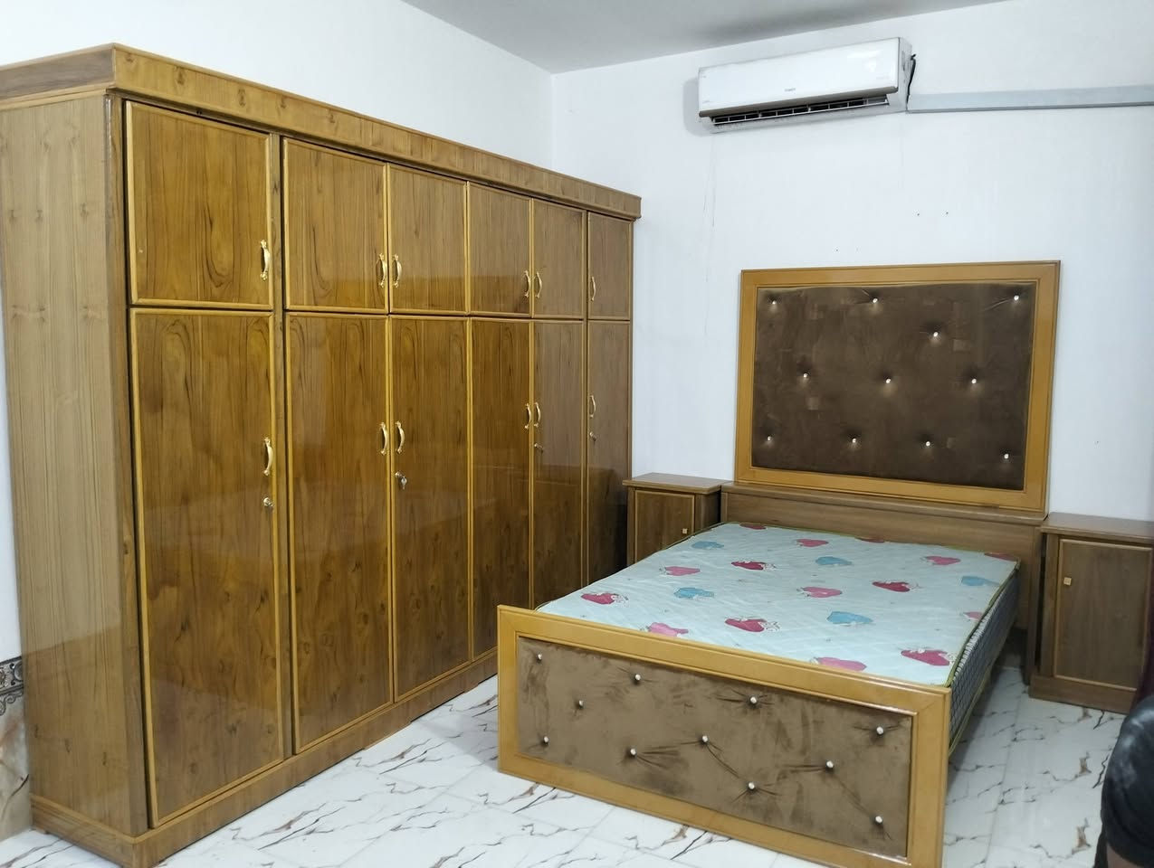 سعر الغرفه مليون وربع نجاره تزكام حسب صوره وطلب ولقياسات لي تعجبك نشتغلك المكان ناصريه مركز ***********

