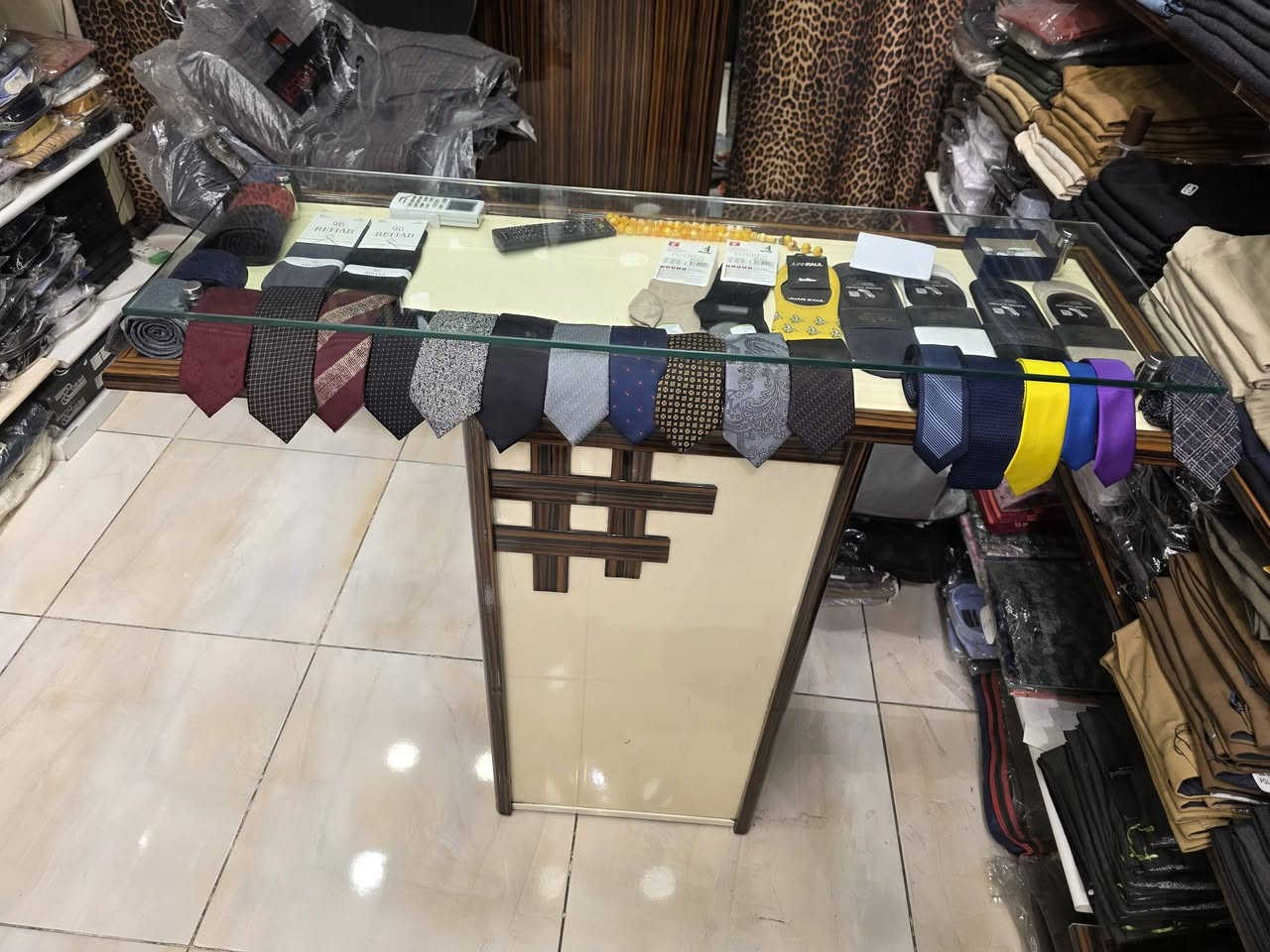 ميز مكتب محل البسه رجالي نسائي
سقف جام ومجر للدخل
مكانه بالسيديه سعره ٧٥ الف
***********

