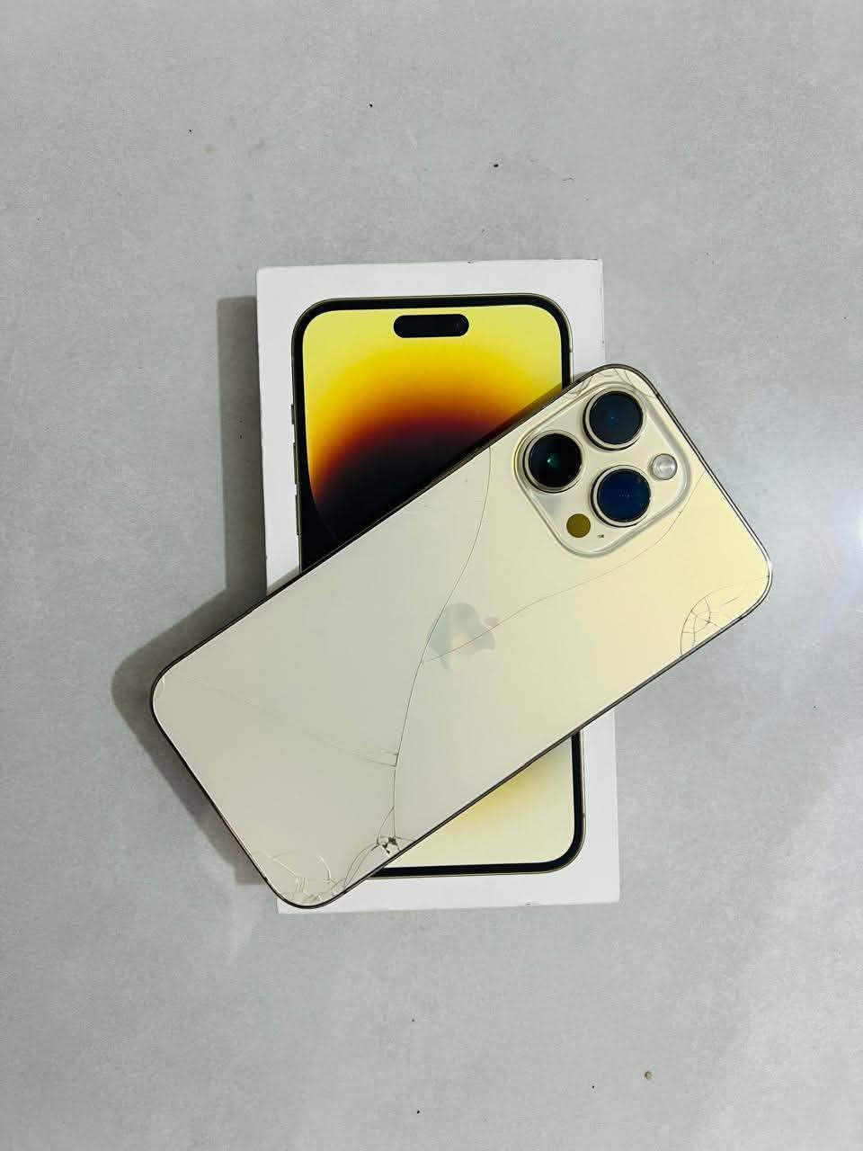 سلام🙋🏽
14برو ماكس للبيع شرق اوسط ثلث اياتAAA ماستر

بطاريه ٧٨ بلاديه ذاكره ٢٥٦ جهاز فقط الضهر مالته مكسور 

بلادي ما مفتوح ولا ملعوب بي 

سعر ٧٠٠ مع المجال البسيط
*********** يوجد واتس ما متواجد ع فيس

نص مكتوب في الصور:
- 4G ٩:٢٠ حول الاسم iPhone (2) إصدار iOS 26.6.1 اسم الطراز iPhone 14 Pro Max رقم الطراز MQ9W3AA/A الرقم التسلسلي D26YM2FDG9 انتهت صلاحية التغطية سجل تاريخ القطع والخدمة الأغاني الفيديوهات ٩٤٥ الصور ٥,٢٣١ التطبيقات ٣٤ السعة ٢٥٦ غ.ب. متوفرة ٥٤,٧ غ.ب.