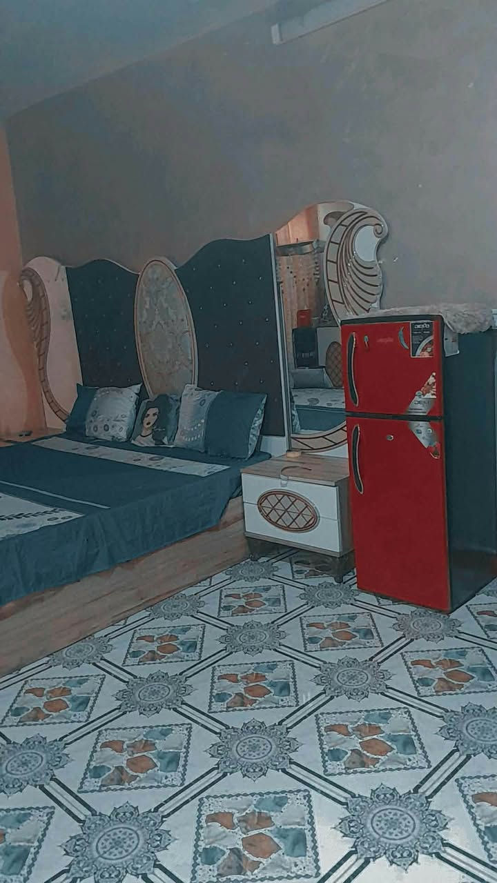 السلام عليكم بنات عندي غرفه مستعجله ع بيعته مكاني زعفرانيه ٣٥٠ شراي يتفضل خاص

نص مكتوب في الصور:
- المزيد