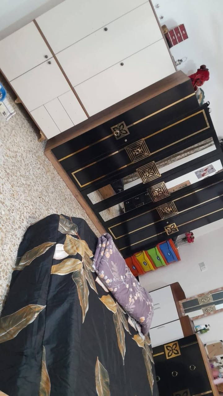 بيت للبيع مساحه ١٠٠ بالامين الثانيه السده جديده طابقين يحتوي طابق الاول على صحيات عدد ثنين واستقبال ومطبخ وغرفه ويحتوي طابق الثاني ع صحيات وغرفتين ومطبخ وبي سطحين للإستفسار اكثر  على رقم ***********
