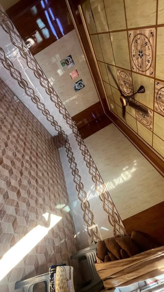 سلام عليكم بيت للبيع حي دجله 300متر ميعوزو شي سيراميك بورسلين سقف ثنوي بيت  كامل  حديقه  البيت يتكون من غرفتين كبار وهول ومطبخ وحمام وترك وستقبال مي+شوارع يرهم مقدمه والباقي مده او قصد السعر اتصال فقط ***********
