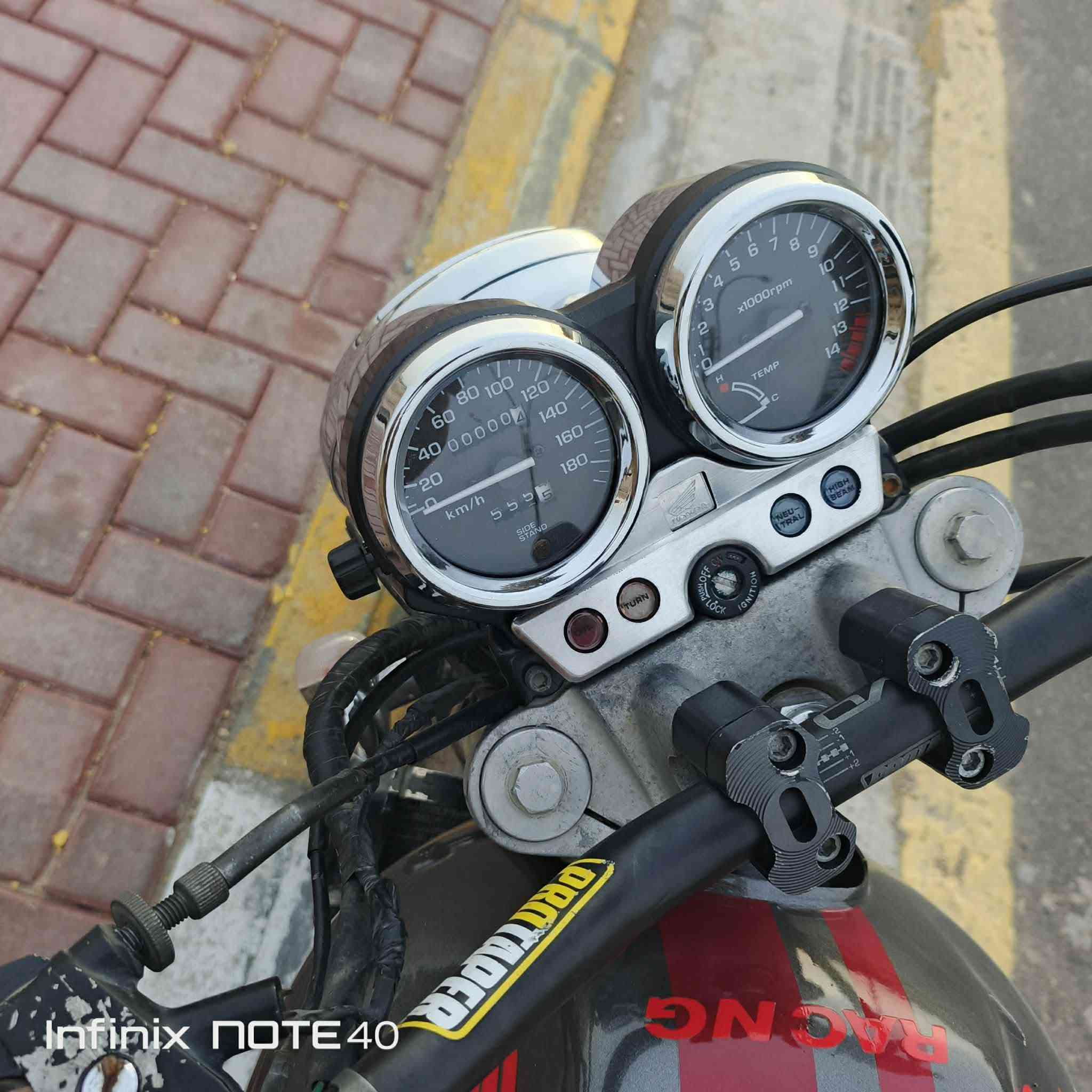 للبيع مديل ٢٠٠٠ محرك مكفول مامفتوح ب١٤٠٠ وبيها مجال مكان كربلاء ***********
