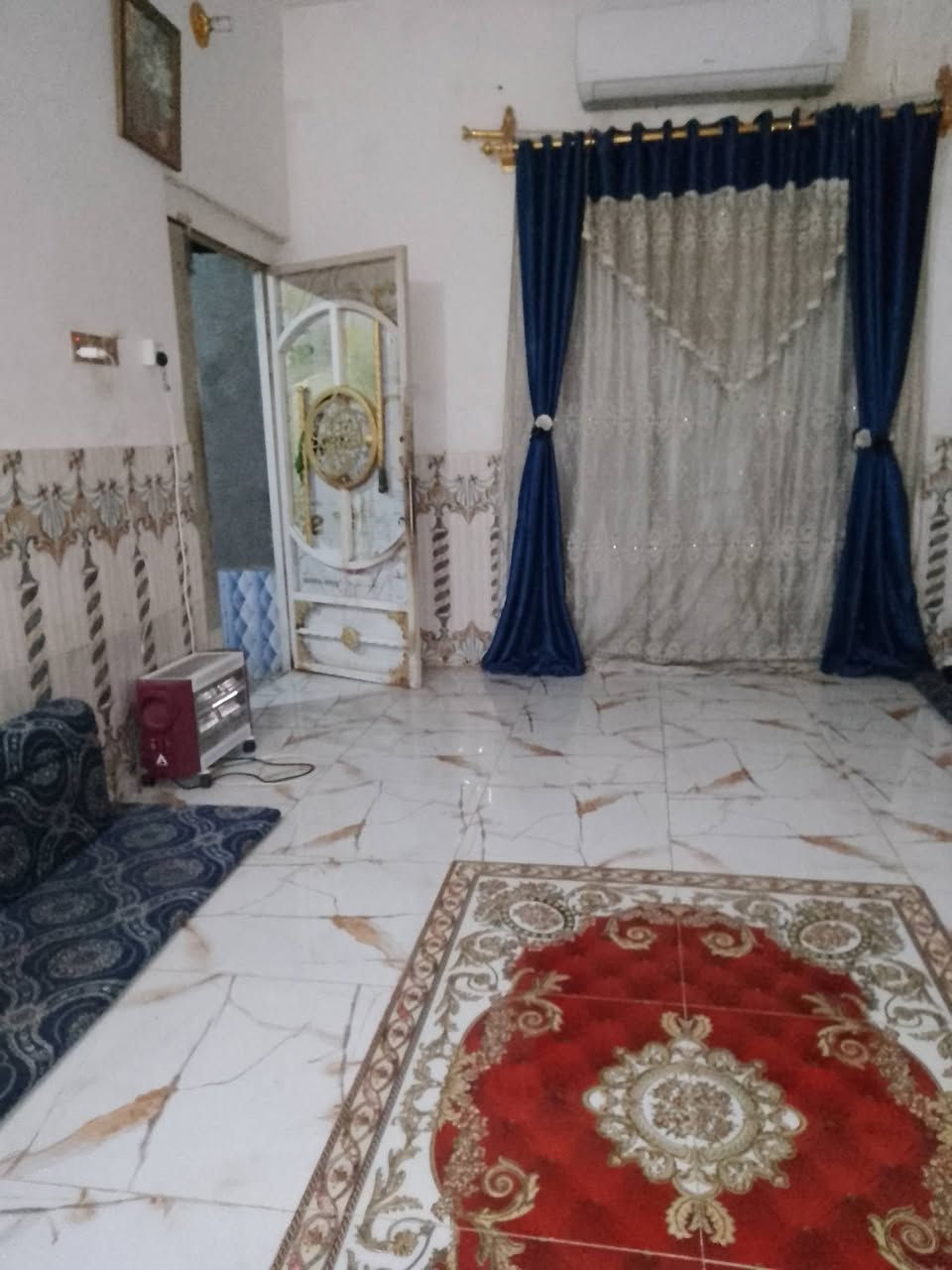 للبيع بيت زراعي مدينة الصدر خلف الروف السده مساحه البناء 100 أو عشره م وبي زياده بعد ماء كهرباء مجاري طالعه 
السعر 30 وبي مجال تلفون ***********

