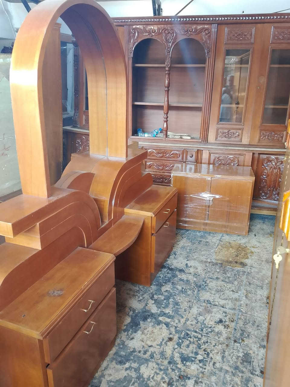 غرفه 5 باب صاج رقم واحد نضيفه السعر قفل 350 العنوان باب الجديد سوق نادي الفتوى الرياضي تليفوت *********** بي واتساب محل ابووسن@ زايد كمدينت ربط وكمدينت احذيه
