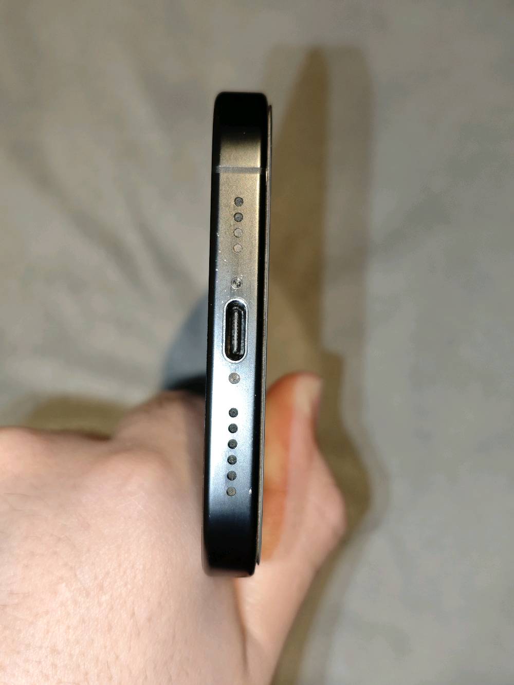 للبيع جهاز iPhone 16 Pro Max سعة 256GB ورام 8GB، باللون الرمادي التيتانيوم

-الملحقات: الكارتونة الأصلية + 8 أكفرة متنوعة.

-البطارية: 93% (عدد دورات الشحن 573).

-الحالة: ممتاز وبدون أي مشاكل فنية.

-الشبكة: مفتوح رسمي على جميع الشبكات (No SIM restrictions)

مدة الاستخدام الفعلية سنة و4 أشهر

ملاحظة: يوجد أثر كسر بحماية الشاشة الزجاجية بإحدى الزوايا، لم يتم فحص الشاشة الأصلية تحتها بشكل نهائي. الفحص متاح قبل الشراء، وأي عيب يظهر بالشاشة الأصلية بعد الفحص المباشر السعر قابل للتفاوض
تريد أضيف موقعك وين بالضبط حتى يكون واضح للمشتري؟: 
بغداد مدينة الصدر قطاع 43 
تحب أذكر السعر النهائي لو تفضّل السعر على التفاهم؟: 
مليون 300قفله
هل تريد أكتب بوضوح إن الفحص قبل الشراء متاح وأن البيع بدون استرجاع بعد المعاينة؟: 
نعم 
بالنسبة للملحقات، الأكوفر الـ8 كلها أصلية/جديدة لو مستخدمة؟: 
مستخدمات بس نظيفات 