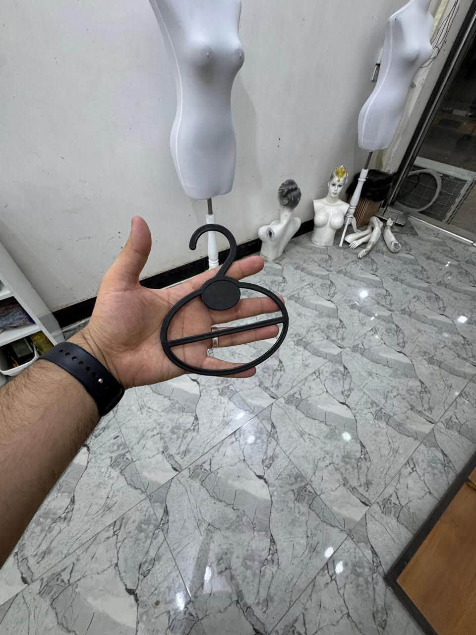 بنصف السعر استخدام بسيط جداًً
سكك وًحديد محل وملكان ودرج وميز
