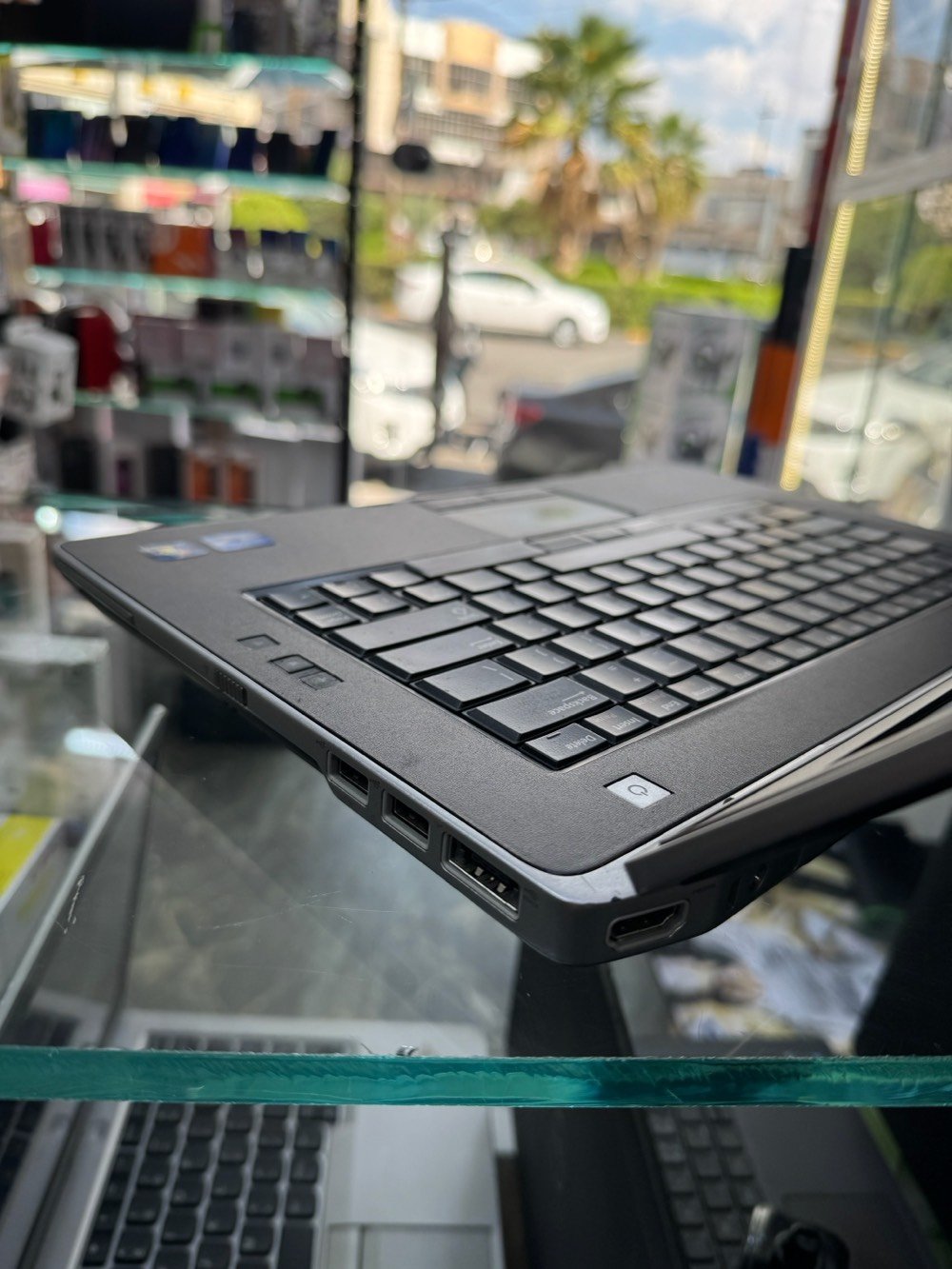 لابتوب ديل 
Core i5 
Ram 4 GB قابل للتطوير 
مساحة تخزين كبيرة بحجم 160GB
شاشه كبيرة بحجم 14 FHD 
مشغل أقراص 📀 dvd 
منفذ HDMI 
منفذ USB عدد ٤ 
بطارية جديدة تدوم اكثر من ساعتين 🔋 

مناسب جداً للدراسة والأعمال المكتبيه والألعاب المتوسطة ✅

فقط بسعر 115 الف

***********
موصل الزهور