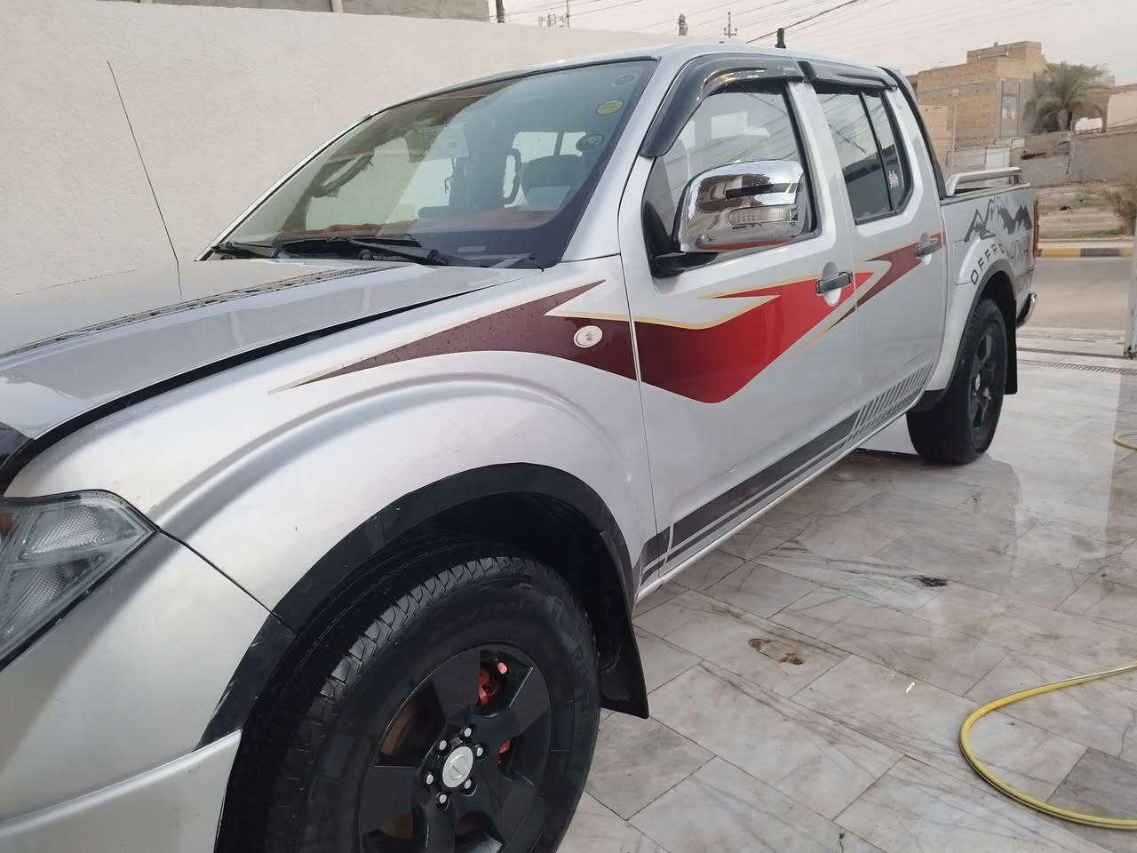 نافارا 2013 بيها صبغ تجميل هلالات مع ضربه خفيفه بالبدي صفحة العبري
ما ناقصها اي شي جاهزه من كلشي 
تبريد منظومه جديده ..راديرات حداديه . تايرات ويل رياضي 
سنويه منتهيه ..شرط التحويل 
مكينه گير سبلاين ستاركس.. اقتصادية 
السعر ٩٥ وبيها مجال قليل 
***********
