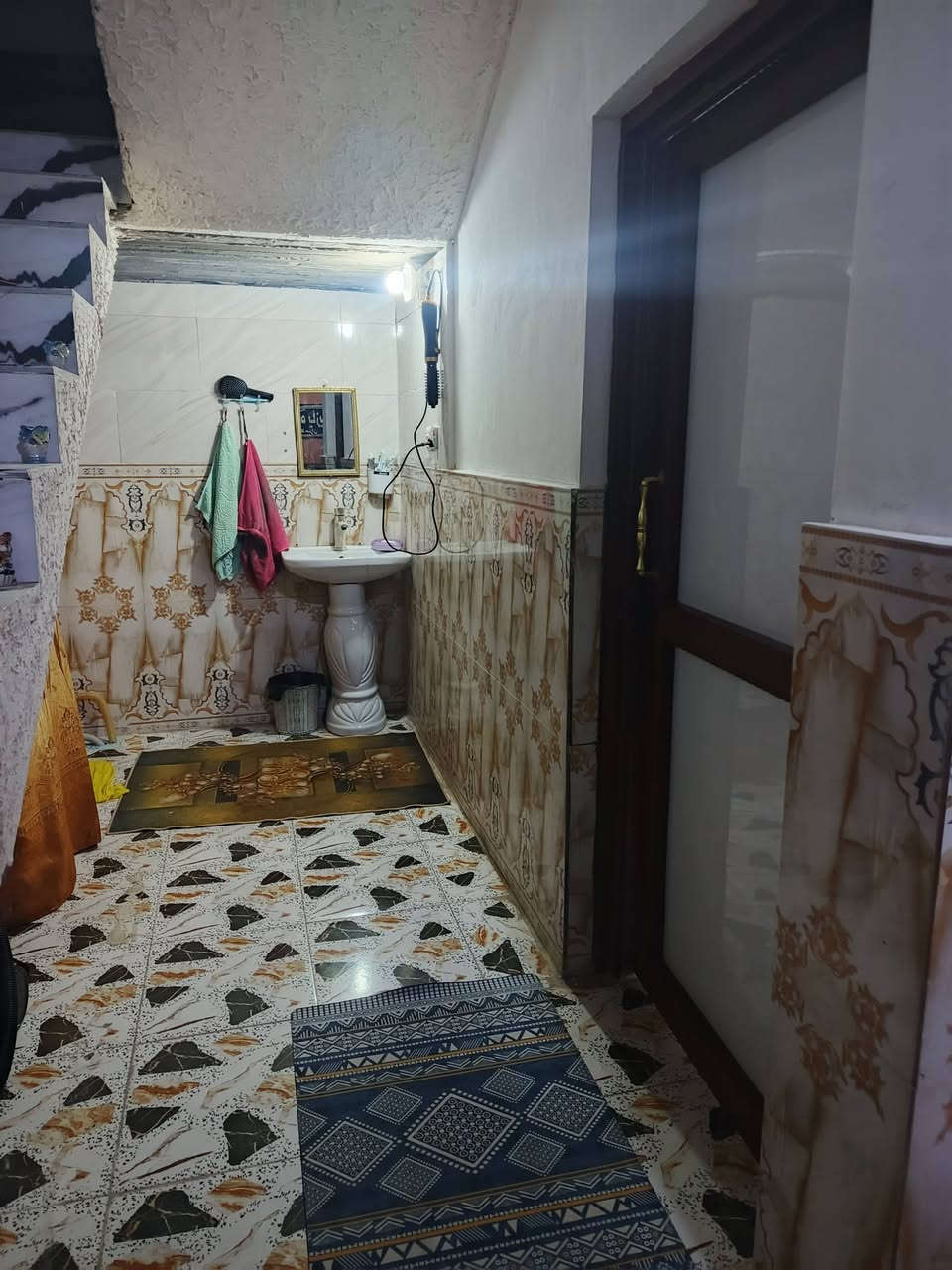 السلام عليكم منزل طابقين المساحه ٢٧٠م يحتوي على مطبخ عدد٢ وصالات عدد٢ وحمامات ٢ جوه و٢ فوك وغرف عدد ٦ البيت بناء جديد وينباع مع الاثاث مطابخ تفصال تركي درجه اولى العنوان بصره شط العرب الكباسي ملاحظه البيت قريب على نهر الكباسي والي الي راح يمر من يمه جسر القياده الجديد السعر ١٥٠مليون وقابل للتفاوض للاستفسار على الرقم *********** وتساب فقط
