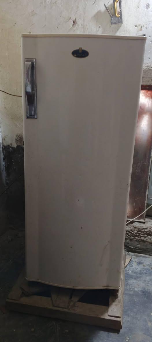 ثلاجه نوع كريازي  حجم وسط سعر  140الف اوبيه مجال  ثلاجه  اتجمد كلشي مابيه نضيفه مكاني حله شارع 80جهت كربلاء ***********
