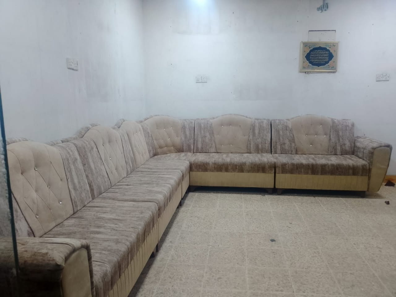 ديوان السعر 155 الف 7 متر ونص تركي 

مكان موصل الايمن يتوفر توصيل الطلب عل رقم *********** بي وتساب
