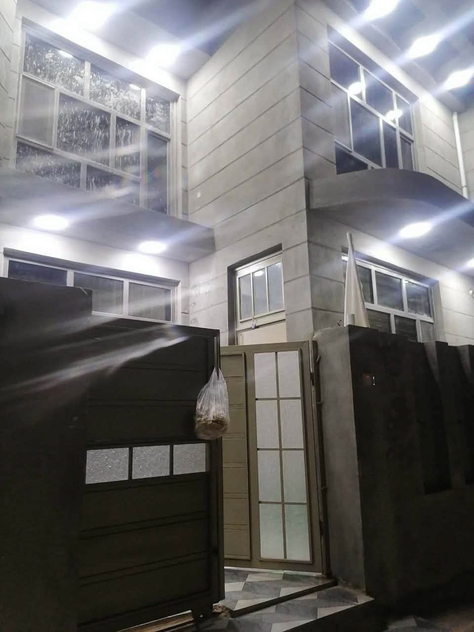 🏡 للبيع – بيت قرب كورنيش الحلة / حي الصحة
📍 الموقع:  – حي الصحة
قريب على الكورنيش، قرب حسينية حيدر جليل الربيعي – جهة باب الحسين

يبعد عن الشارع الرئيسي حوالي 100 متر
📐 المساحة: 200 متر
📄 السند: طابو زراعي 

🏗️ البناء: جديد 2024
🚰 مشمول بالمجاري
📏 الواجهة: 15.5 متر
🔹 تفاصيل البيت:
▫️ الطابق الأرضي:
غرفتان
صالة
هول
مطبخ
مجمع صحيات
صحيات خارجية
▫️ الطابق الثاني:
4 غرف نوم
هول
مجمع صحيات
✨ مميزات إضافية:
أبواب خشب درجة أولى
شبابيك ألمنيوم
تشطيب مرتب وحديث
يرهم مراوس  بالجزائر. البكرلي 
📞 للاستفسار:

*********** 

#الحلة #عقارات_الحلة #بيت_للبيع #كورنيش_الحلة #حي_الصحة #عقار #بيوت_العراق #عقارات_بابل #طابو_زراعي #بيت_حديث #استثمار
