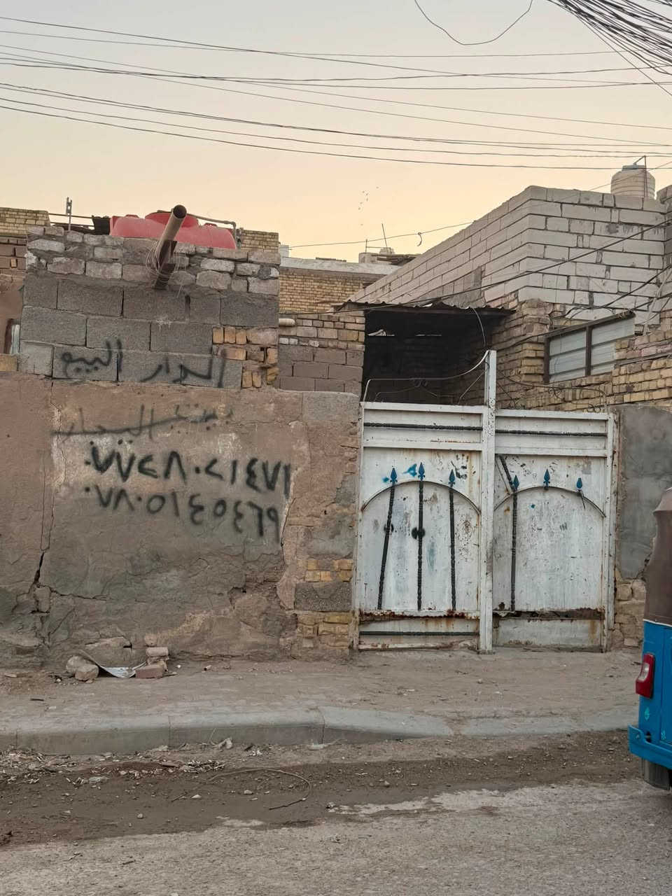 سلام عليكم بيت البيع بحي العسكري قرب مدرست المربد  وقرب سوك حي العسكري البيت رقم المساحه البيت 100 بيه صاله ومطبخ وستقابل والغرفه على نص مبنيه سعر 28وبيه مجال شراي نتصل ***********
