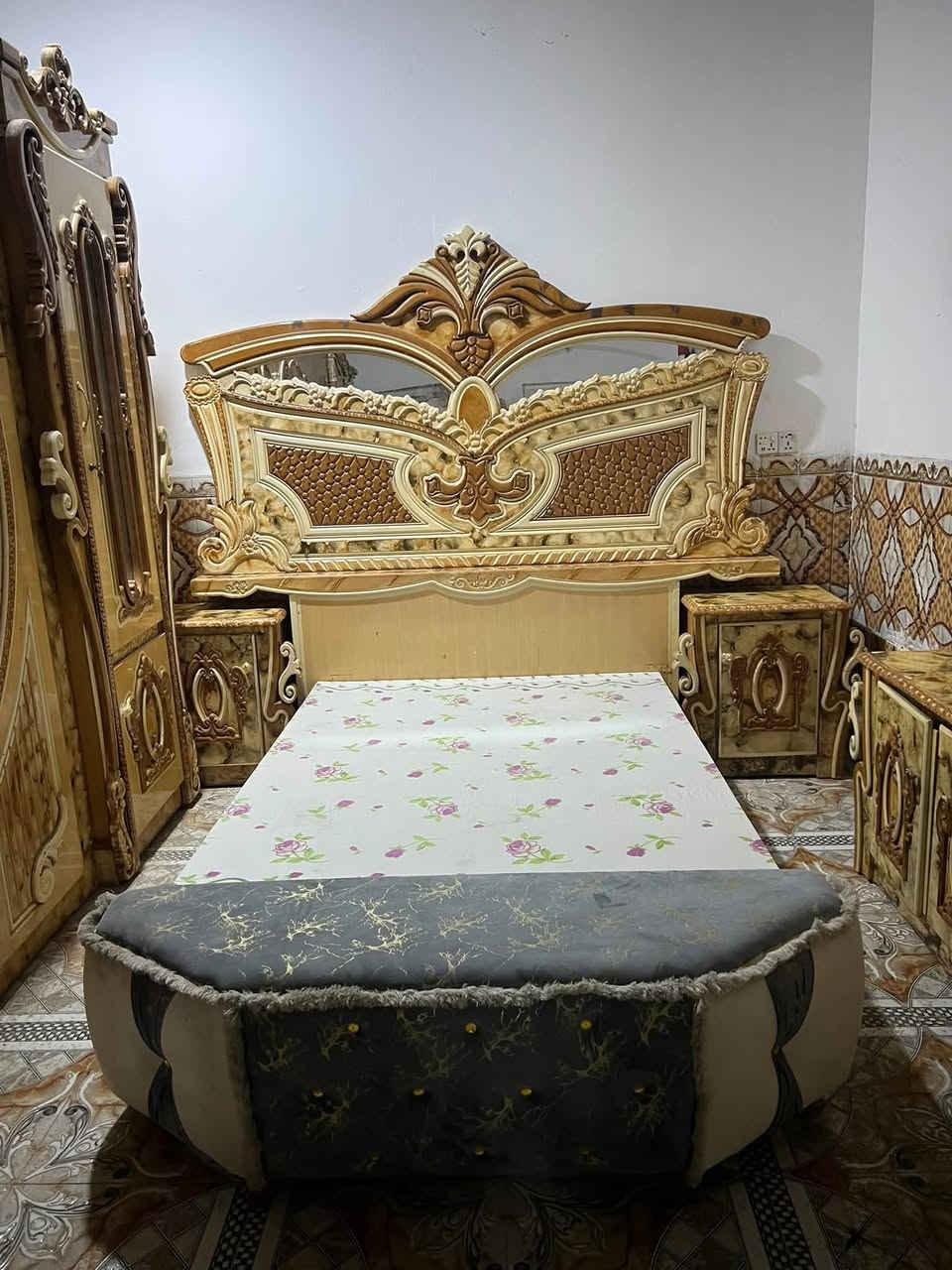 غرفه نجاره تفصال ام السته طابقين نضيفه سعر 750 وبيه مجال لشراي عنوان سوك الشيوخ ***********
