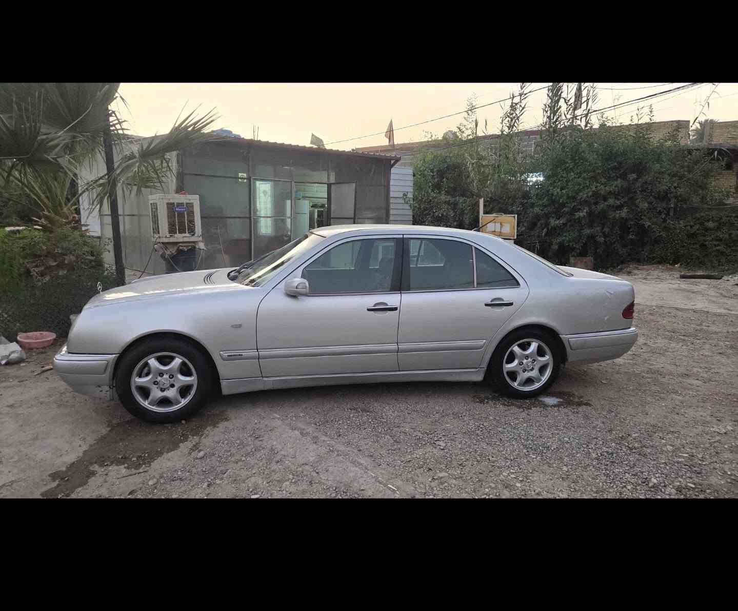 ❗️ للبيع ❗️ 

W210 E320
محرك خراطيم  
موديل : 1996
وارد يابان 

قطعتين تبريد + ثلاجة 

مسويلها أدامة كاملة 

🔸️ كمبريسير جديد + راديتر تبريد
🔸️ مروحة كهربائية برشلس تصاعدية 600 واط
يعني حماوة متعبر ال90 بعز الازدحام وبالصيف
🔸️ داينمو جديد 150A
🔸️صدر كامل جديد + كاردن جديد
🔸️عدسات أنارة اصليات سعرهن 200 الف
🔸️ تخم تايرات جديد
🔸️عازل حراري طبقتين المنيوم + صوتي لكامل الغرفة 
سعره 500$ ضد الحريق 🔥
🔸️عازل زجاج حراري اصلي  من شركة M3 سعره 200$
🔸️ادامة كاملة (بلكات + نوزلات + مجاول + چويتر + ايرفلوا)
كلهن جدد واصليات
🔸️تانكي بانزين جديد + فيتبم + فلتر

بيها بعض الملاحظات بالگشر
+ سلولي يخربط 

ماشية 239 الف كيلو متر 

السعر = 90 ورقة وبيها مجال للشرايي

للتواصل ⬇️ 
عنواني = بغداد

***********

نص مكتوب في الصور:
- مركز العراق باور للعوازل
- *********** &
- ***********