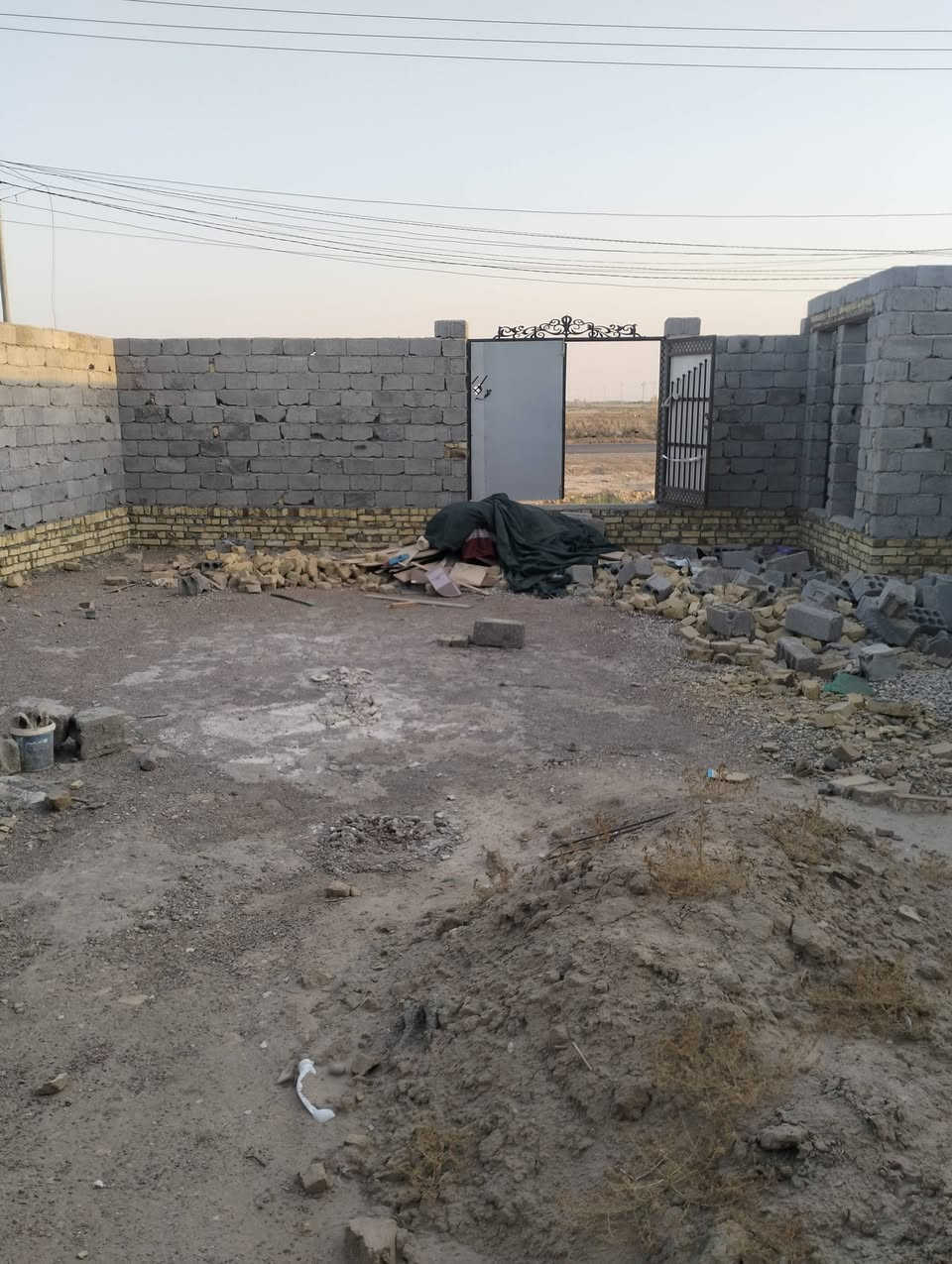 هيكل مساحه 370:متر غرفتين صاله هول مطبخ صحيايات حديقه جبيره خدمات ماء كهرباء عقد 35 
عنوان كرادة طريق المشايه القديم قرب التقاطع 
سعر  65 وبي مجال ***********
