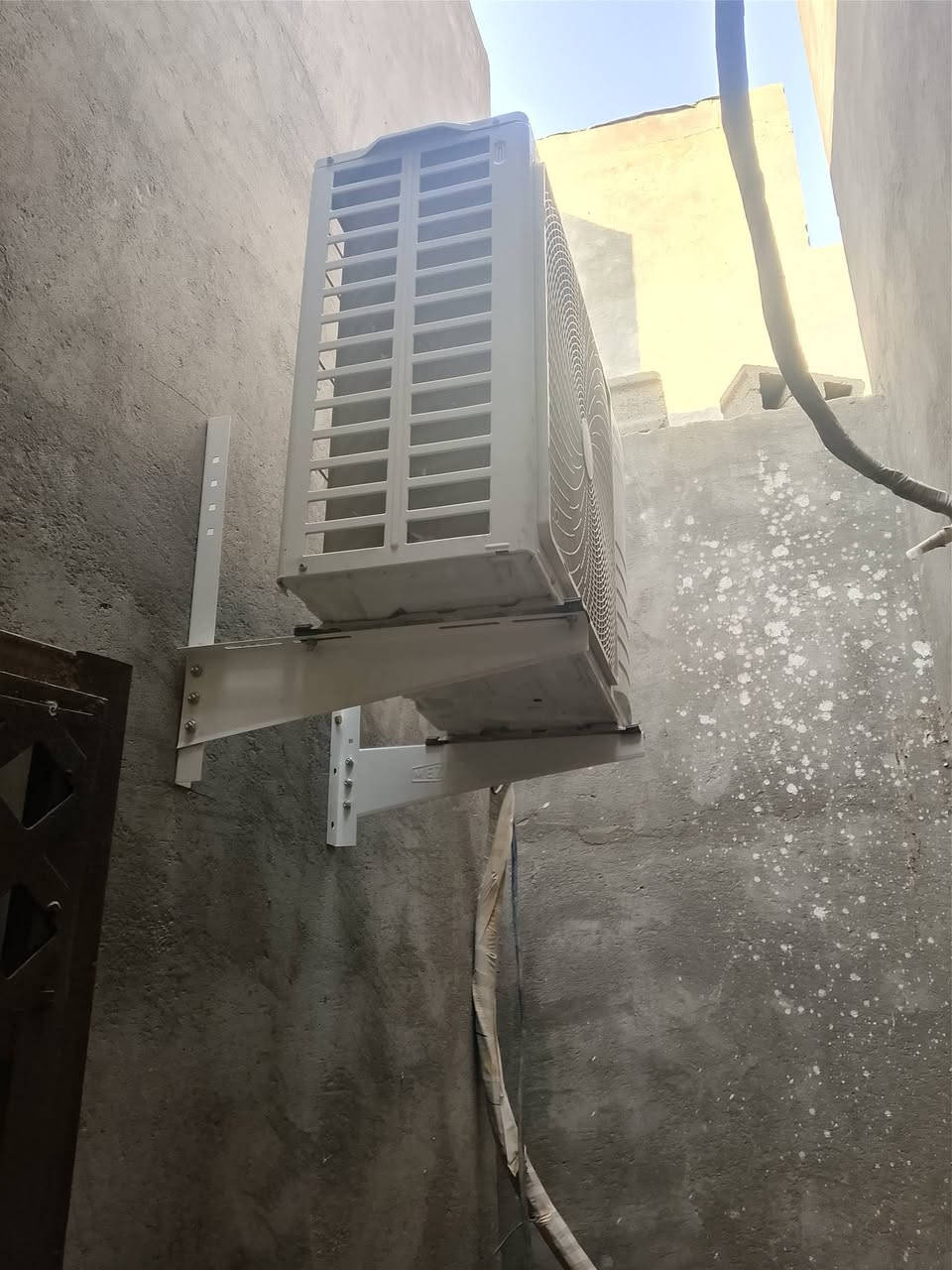 السلام عليكم سبلت للبيع جديد طنين ما داخل تصليح شرط الفحص مشتغل موسم واحد سبب البيع محتاج السعر 600 وبي مجال  العنوان بصرة شط العرب الرقم ***********
