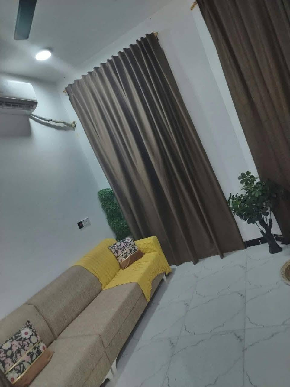 بيت للبيع طابو زراعي مسجل بالبلدية مساحة 100 متر كوت/حي الحكيم شارع ظافر زرزور قرب المدرسة تفاصيل البيت بناء طابوق يحتوي على غرفة وصالة ومطبخ واستقبال السعر ٣٧وبيه مجال للاستفسار الاتصال علي ***********
