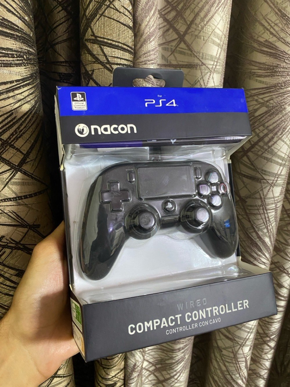 اصلي الماني جديد غير مستخدم 

ذراع التحكم السلكي المدمج (Nacon Wired
Compact Contle)ال ال ال اي]
ستيشن 4 والكمبيوتر إليك أبرز مواصفات ومميزات ذراع التحكم: الاتصال والتوافقنوع الاتصال: سلكي فقط عبر كابل USB مدمج بطول 3 أمتار.الأجهزة المدعومة: متوافق بشكل رسمي مع جهاز
ا ( ) التصميم والأزرارتوزي ا )
التحكم: متماثل (Symmetric) يشابه التوزيع الأصلي ليد التحكم DualShock 4 الخاصة بسوني.لوحة اللمس (Touchpad): مدمجة بالكامل لتدعم الألعاب التي تتطلب استخدامها.أزرار التحكم الأساسية: تحتوي على جميع أزرار البلاي ستيشن الرسمية بما في ذلك
PS وزر ال OPTIONS و SHARE أزرار
الرئيسي.الملمس والراحة: تصميم مدمج ومريح مغطى بطبقة مطاطية ناعمة (Soft-touch) لمنع الانزلاق وتوفير ثبات ومثالية أثناء جلسات اللعب الطويلة. الميزات الإضافية والاهتزاز محركات الاهتزاز:
(Dual Vibration Motors) مزودة بمحركي اهتزاز
لتوفير ردود فعل تفاعلية قوية داخل الألعاب. منفذ الصوت: تحتوي على منفذ سماعة رأس ستيريو مقاس 3.5 ملم لربط سماعات الألعاب والمحادثات الصوتية مباشرة.مؤشر LED: يضم مؤشراً ضوئياً أمامياً يوضح حالة اللاعب ورقمه (Player Status
. (Indicator
هذي اليدة شنو موديلها بالضبط؟ وهل هي أصلية 100% ومختومة لو مفتوحة/مجرّبة من قبل؟: 
اصلي الماني 