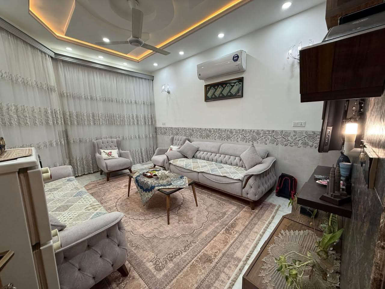 السلام عليكم
بيت بناء حديث للبيع 

بيت ١٥٠ متر في حي الجهاد الحمدانيه

طابق ونص

طابو ملك صرف ( طابو العامريه)

البيت للبيع مع الاثاث او بدون اثاث

البيت مكون من طرمه استقبال هول معيشه غرفة طعام مناور ثنين غرف نوم ثنين

الطابق الثاني هول كبير و حمام بي لوندري

سطحين و بيتونه

للاستفسار اكثر ارجو الاتصال عله رقمي بي وتساب

*********** السعر 298
