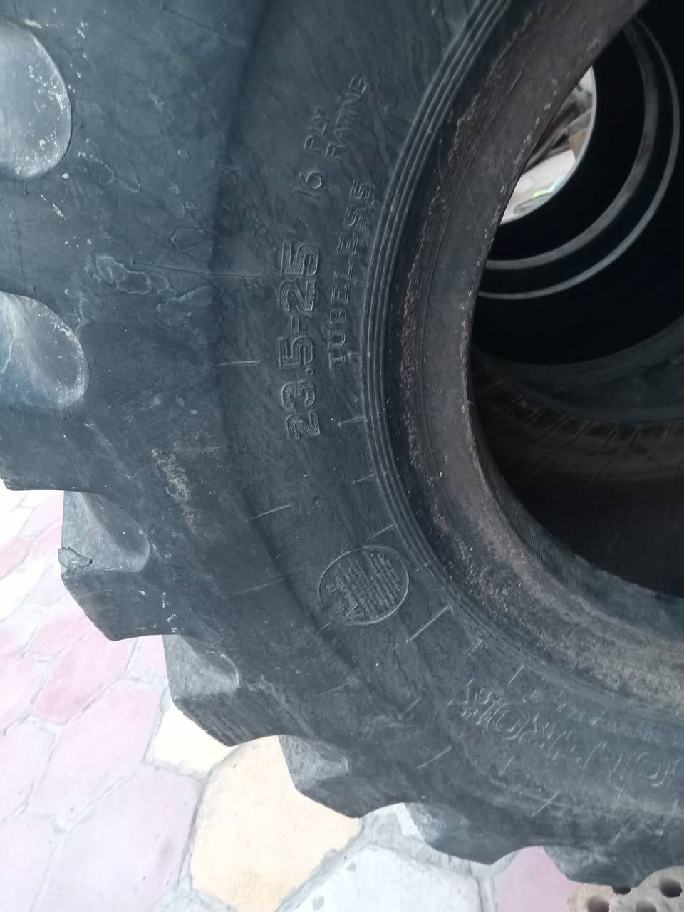 سلام وعليكم البيع تايرات حجم 25/5/23  + 25/5/17  التصال عل رقم  ***********   , ***********
