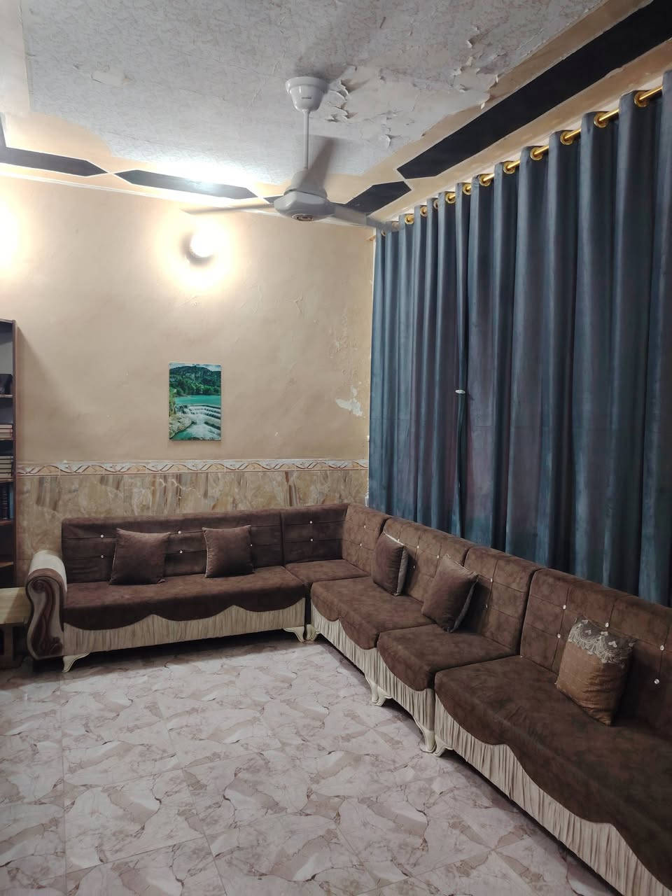 بيت للبيع المساحة ٢٥٠ متر في الشهداء قرب جامع الأنبياء ونافذ على مدرسة الشجرة الطيبة ومتوسطة المفاخر طابق واحد ثلاث غرف نوم وصالة ومطبخ واستقبال وصحيات عدد ٢ وكراج وسقيفة وحديقة ومنور وحولي شارع ٨ متر تبليط باسم شخص واحد وبي اجازة بناء السعر ١٦٠ قابل للتفاوض
مكتب الأصدقاء للعقار
***********

نص مكتوب في الصور:
- دار للبيع