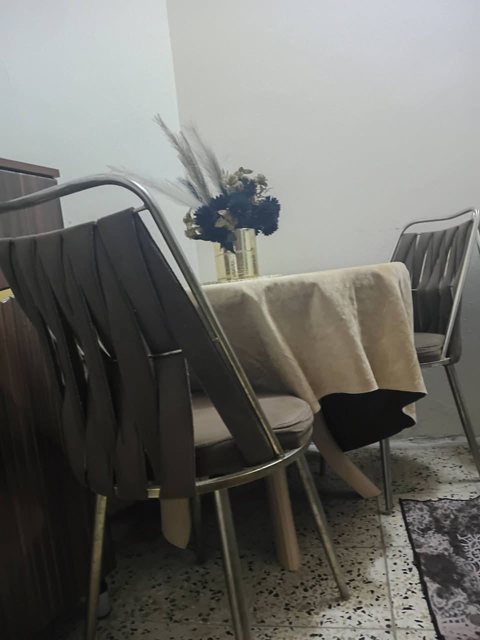 ميز و٤ كراسي • تحرير