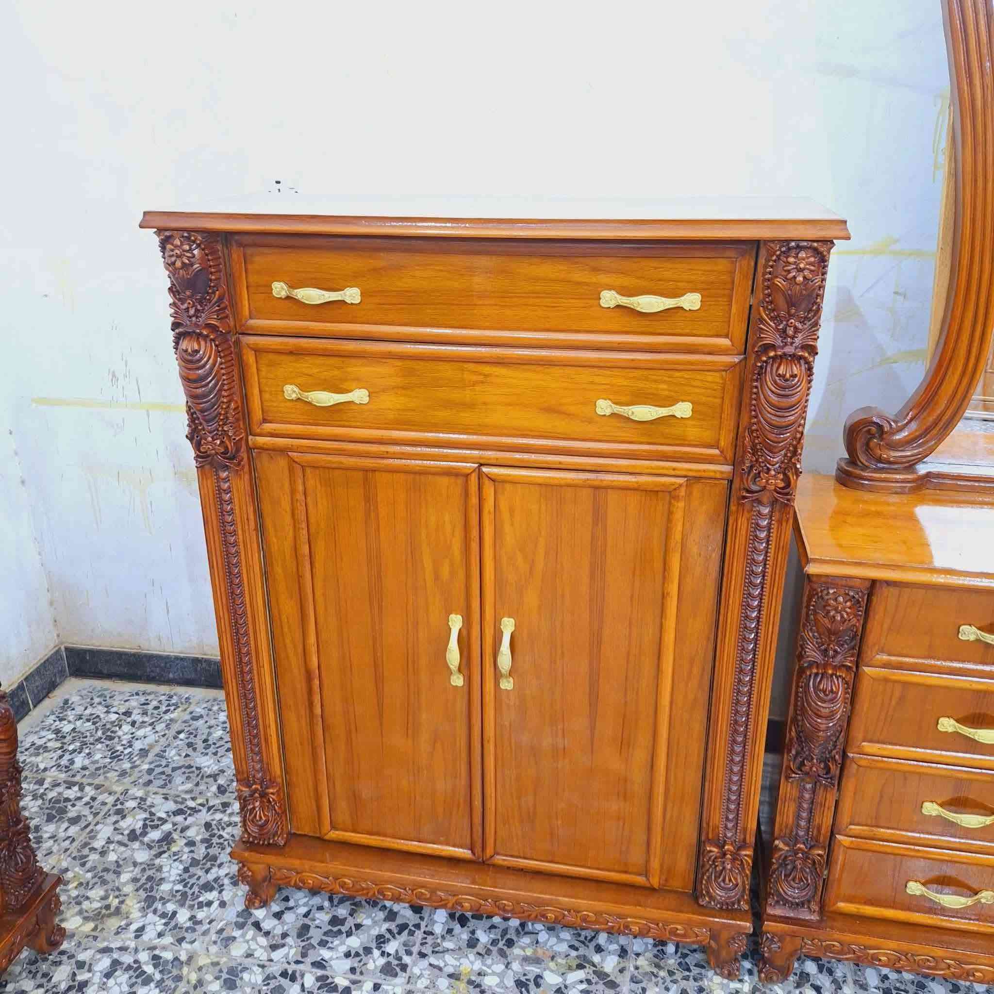 غرفه ست ابواب ملحق داخل خارج صاج الخارج٥ملم والداخل ٤ملم الضهر جرجوبه برغي القاعده والسكف بلوك صاج النقوش كلهة زان الدنك زان الغرفه كلهة لوكنز جعب غزال غرفه جدآ ثقيله نضافتهة 99 بالميه العنوان بغداد البلديات للحجز والاستفسار الاتصال على وات ساب ***********
