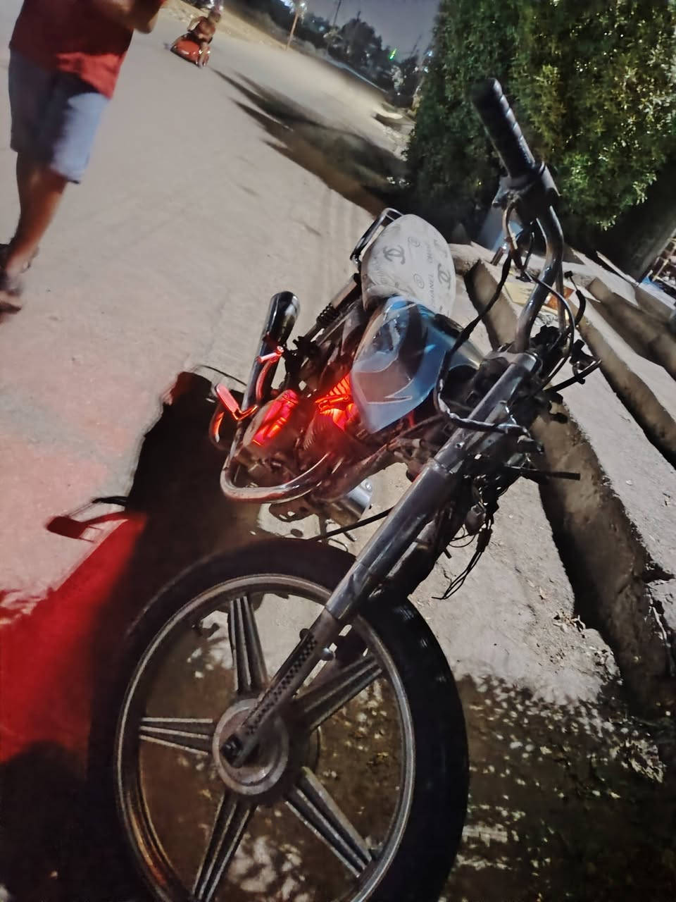 دراجه رياضيه دراجه نضيفه نقص بس لايتات وجوزه مكينه جديده دراجه نضيفه السعر ٢٥٠ وبيها مجال رقم اتصال ***********واتساب فقط مكاني ديالى بعقوبه التحرير واتساب فقط
