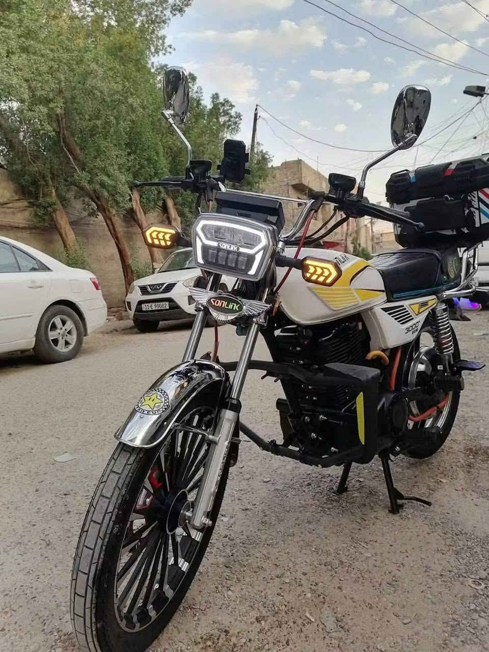 السلام عليكم للبيع دراجه شحن ايراني شركة سيزر دراجه جاهزه وكل نقص مابيها بحالة الوكاله بعدها بلضمان المواصفات بطاريه ليثيوم 72 فولت و50 امبير تمشي مسافه 100 كيلو اشاير يمنه يسره ورباعي لايت زنون عالي ناصي هورن نضام البارك والرجوع للخلف Rنضام مثبت سرعة تشغيل بصمه وسويج 3نمر سرعه 110 مكاني بغداد جديده سعر مليون و100وبيها مجال قليل ***********
