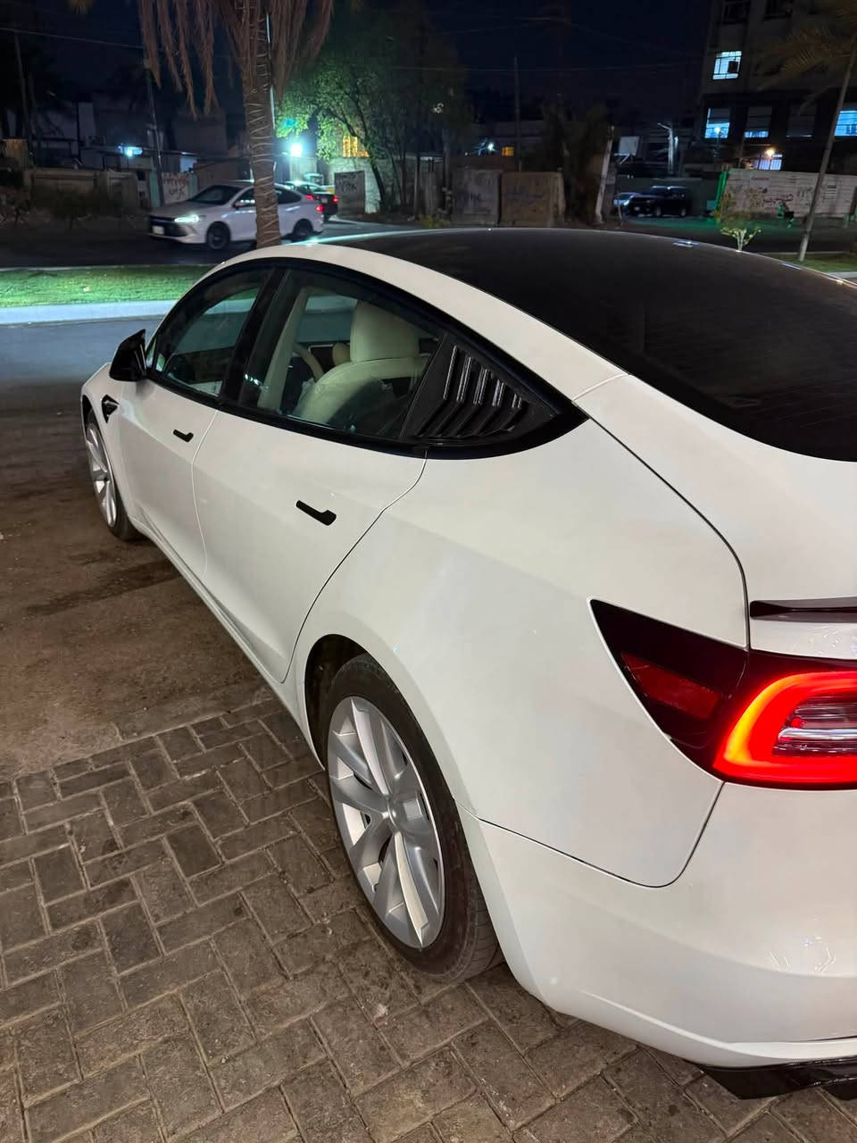 تيسلا مودل ٣ تك ماطور موديل ٢٠٢٣ اونلاين ماشيه ٦٤ الف كيلو رقم بغداد باسمي داخل ابيض كلشي بيها سليم ونظيف بطاريه جديده اي نقص مابيها وياها شاحنه ٣٢ امبير كامله اي نقص مابيها كلين تايتل بدون ضرر مكان السياره بغداد حي القاهره السعر 170 
للاستفسار اكثر ***********

