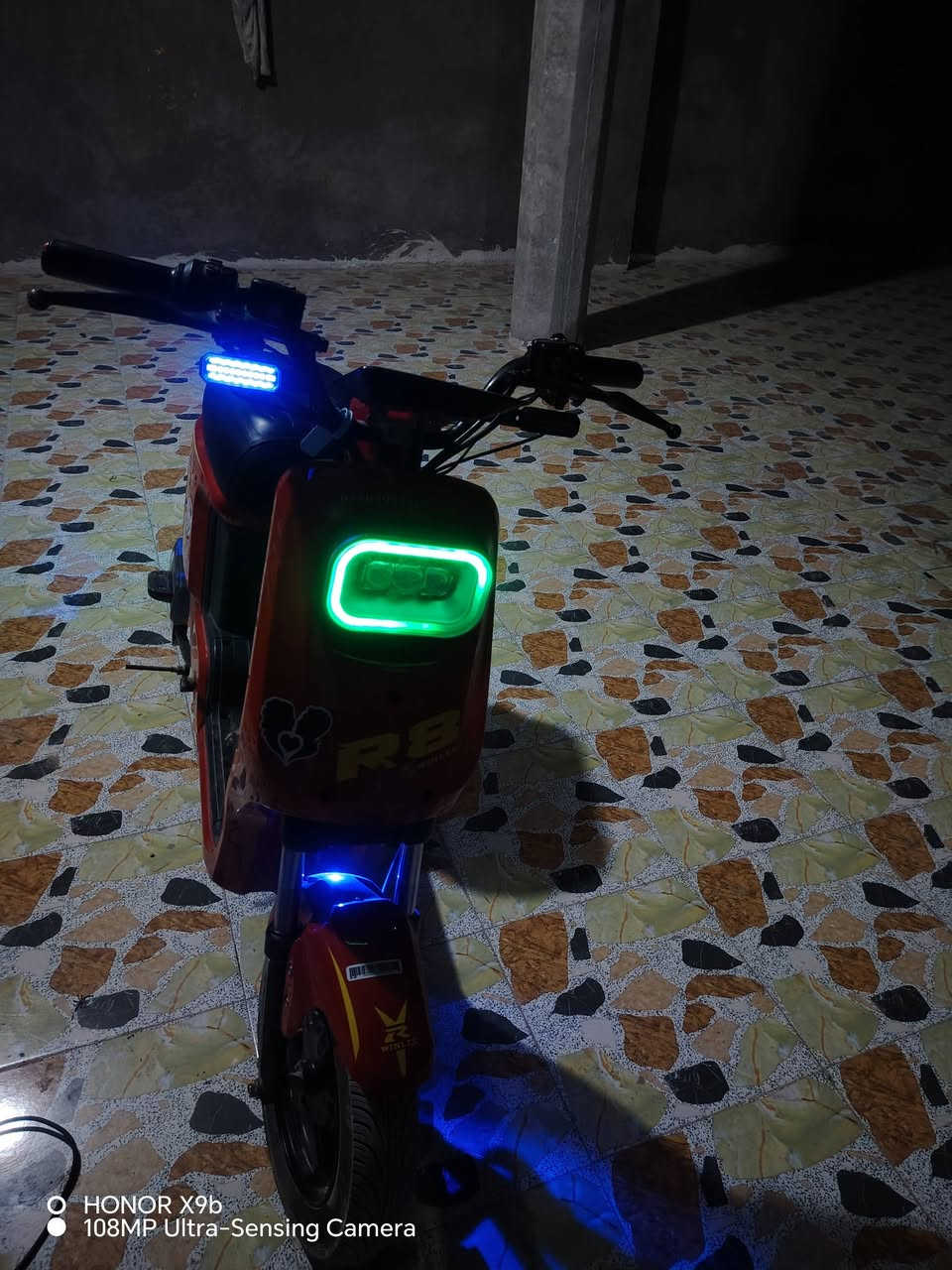 للبيع مستعجل عليه  درجه شحن ار8 جديده مكاني نجف ابصخير
#بسعرمناسب ***********

نص مكتوب في الصور:
- HONOR X9b
- 108MP Ultra-Sensing Camera
- HONOR X9b 108MP Ultra-Sensing Camera