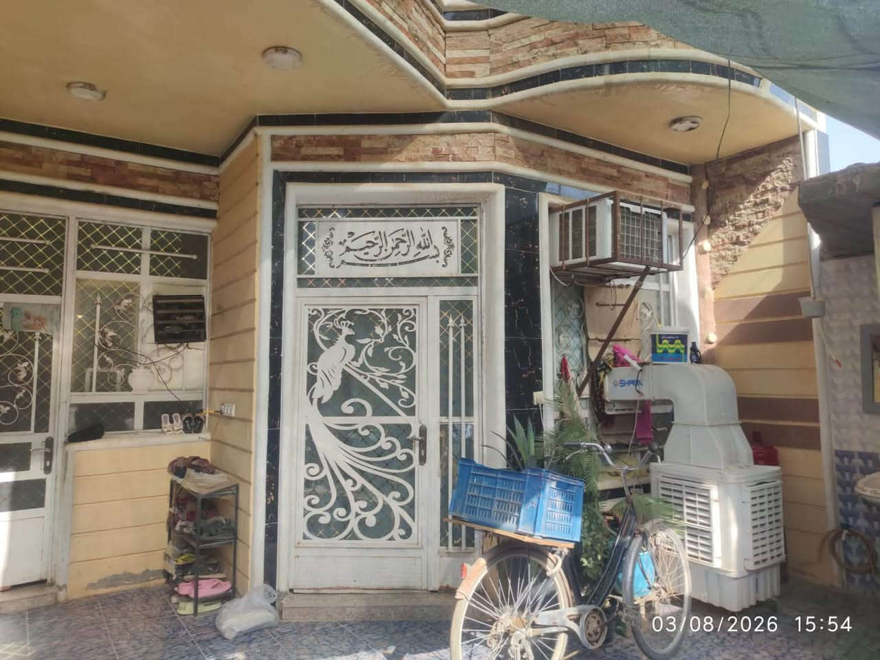 بيت للبيع مساحه 120 طابو صرف طابقين 
الطابق الأول يحتوي على استقبال + صاله + مطبخ + غرفة نوم +صحيات 
الطابق الثاني يحتوي على غرفة نوم + صاله + مخزن 
الموقع الرحمه مجاور شارع الصحيفه 
السعر 90 
للتواصل ***********
