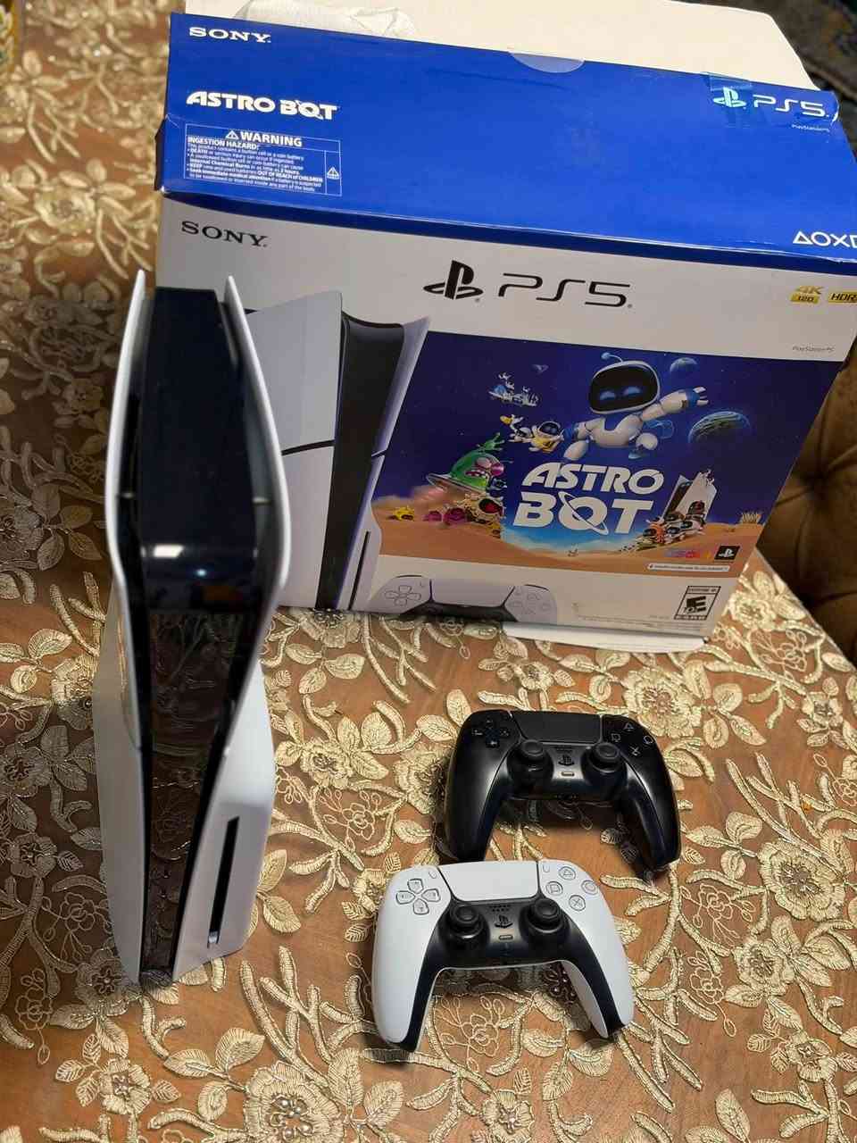 بلايستيشن 5 (PS5) نظيف وبحالة الممتاز للبيع 🎮🔥
للي يدور جهاز جاهز ومكمل من كلشي:
 * الجهاز: بلايستيشن 5 (نسخة أقراص / Disc Edition) شغال 100% وبدون أي مشاكل.
 * الملحقات:
   * الكارتون الأصلي ماله موجود.
   * يدات تحكم 2 (وحدة بيضة ووحدة سودة).
   * الكابلات والأغراض الكاملة.
السعر: 850 ألف دينار عراقي 
***********
