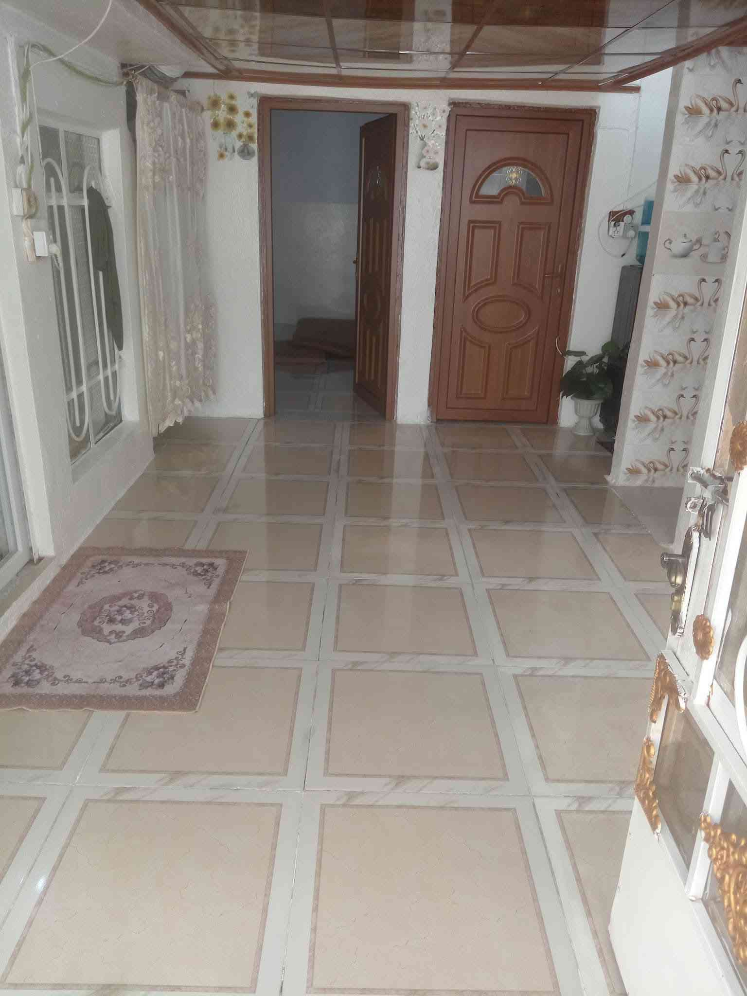 بيت للبيع في حي القاهرة 90 متر غربي.. مربع غرفتين وهول ومطبخ وصحيات..سايدين النهضه مقابيل المدرسه ابن القيم الجوزيه.. البيت صاير دوسه.. السعر 45 مليون.. ملك طابو..***********
