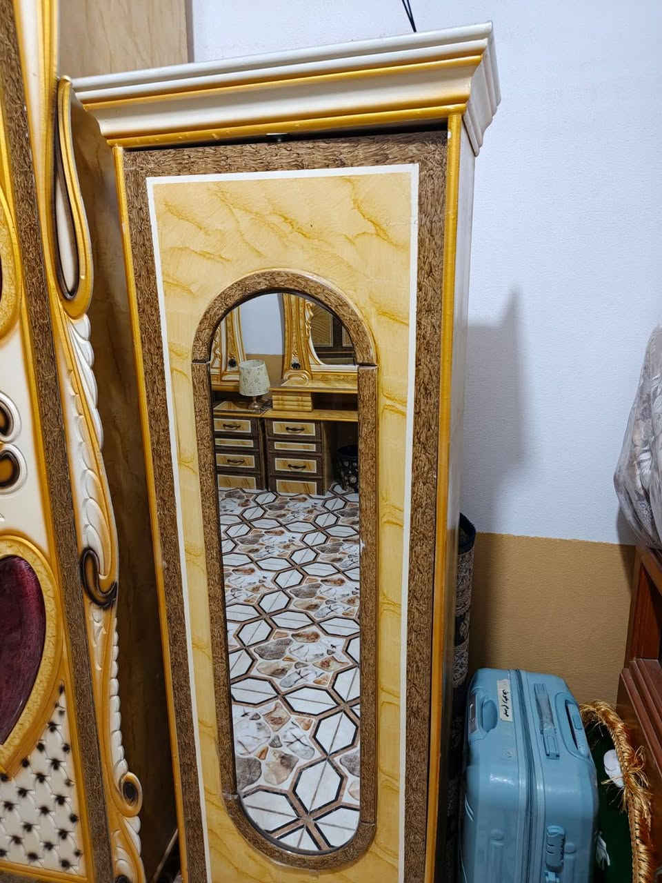 غرفه عراقية نضيفه كلش السعر 850 وبيها مجال قليل الاتصال ع الرقم ***********
