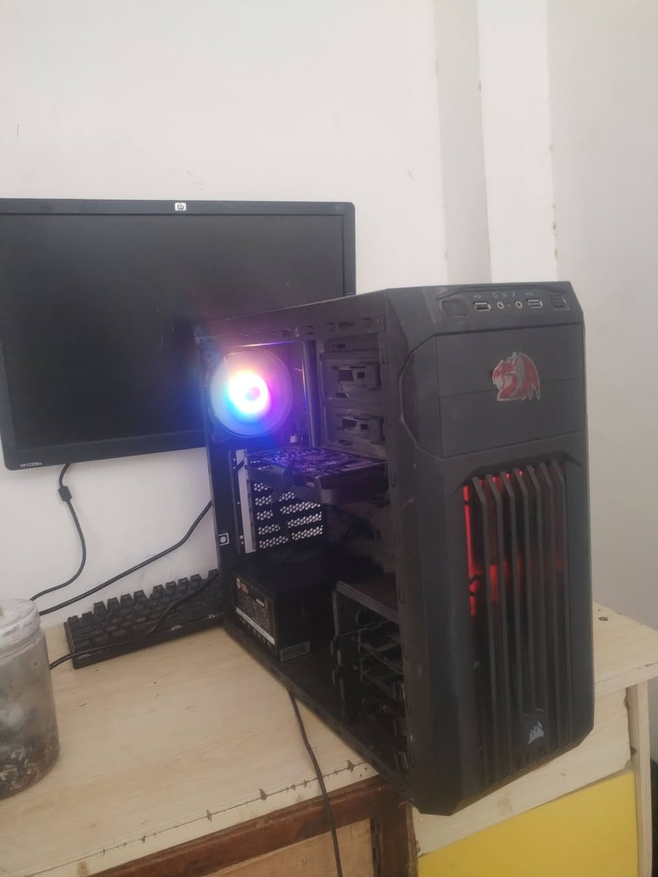 الكيس البيع السعر 250 الف
الكارت GTX 1050Ti 
المعلج i7 6700
البورد H250 msi
الهارد SSD 128
البور سبلاي 650 واط
الرام 8 تردد 3200 DDR4
الكيس شرط الفحص وين ميعجبك فحص
عندي توصيل
