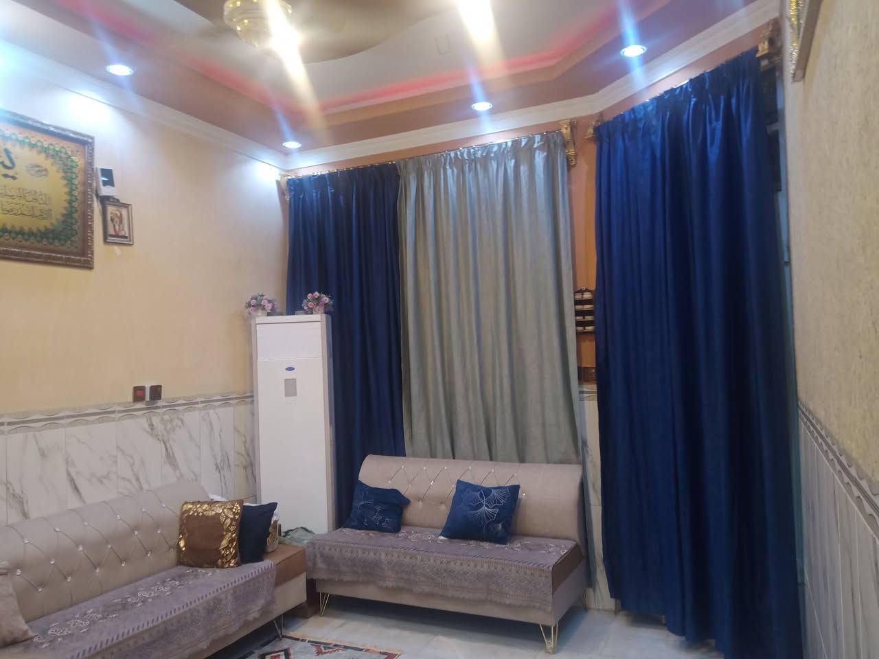 من رخصة مدير الگروب المحترم
دار للبيع مساحة (١٠٠م)
طابو زراعي سند ٢٥ ملك صرف
منطقة كافة الخدمات تبليط مجاري نت حكومي بناء طابوك طابقين ارتفاع السقف (٣،٢٥٠) السقف جبسن بورد للطابقين يتكون الطابق الاول غرفة نوم +استقبال ومطبخ حار وبارد وحمام ارضية البيت مرمر ايطالي+حمام خارجي
والطابق الثاني يتكون من غرفة نوم عدد(٢) كبيره الاولى ٥*٥ مع بالكونه والثانيه ٥*٤ + حمام وجلسة استراحة والسطح شتايگر
عنوان شعب سريدات القديمه الأولى
 للاستفسار  ***********/اتصال او واتساب
