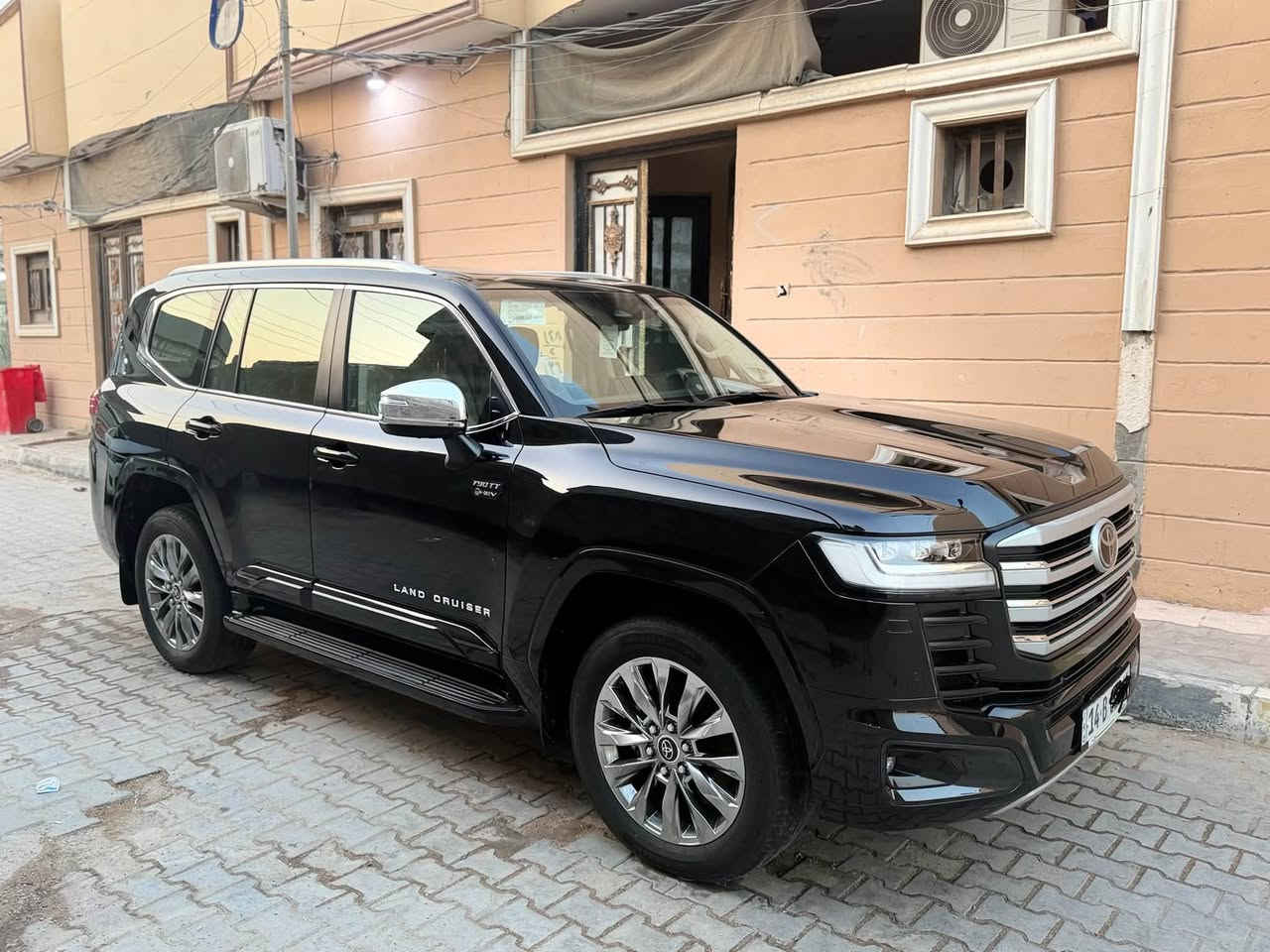 السلام عليكم للبيع لاندكروزر اللون اسود VX هايبرد  موديل 2025 ابواب شفط فول مواصفات السياره وكاله مكفوله شركة SAS السعر 88.000 $  وبيها مجال بسيط السياره رقم بصره. بسمي 
واتساب : ***********
